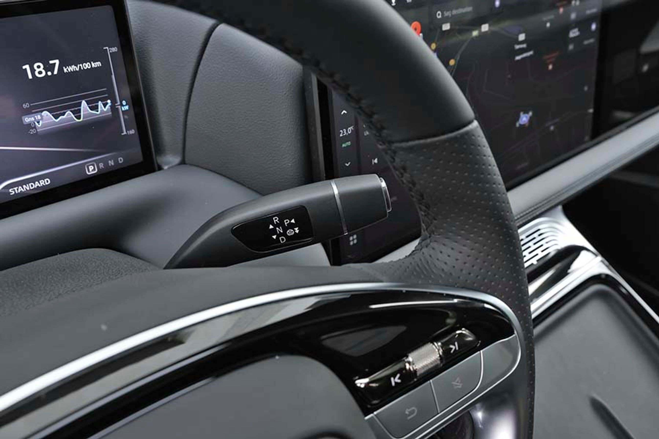G9 har samme gearvælger som Mercedes, og som Tesla er på vej væk fra. Den fungerer godt, og du aktiverer både fartpilot og styrehjælpen ved at trække ned i gearvælgeren. Enkel og nem at betjene.