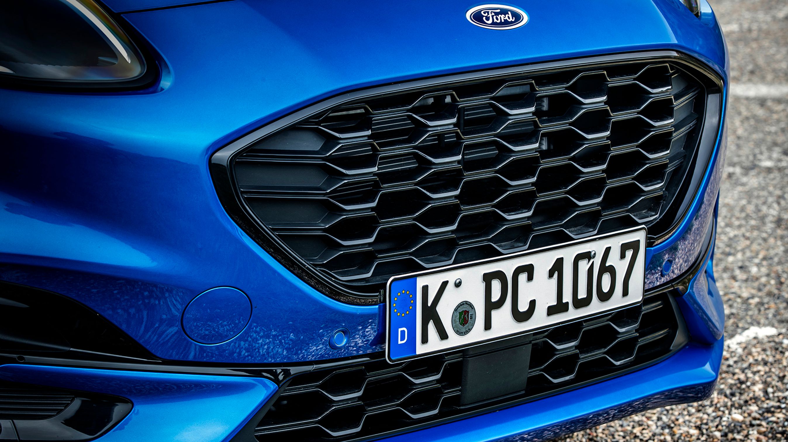 Puma fås i flere design-linjer med hver sin front. Her er det ST-Line. Under nummerpladen anes radaren til nødbremsen og den adaptive fartpilot.