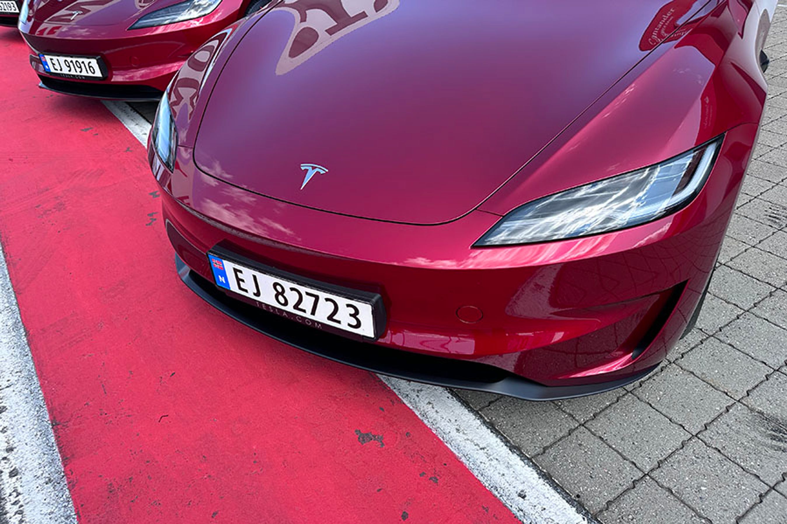 Fortil er Performance-udgaven ændret med bl.a. en lille spoiler forneden. Den styrer luftens vej langs bilen og skaber bedre vejgreb ved høje hastigheder.