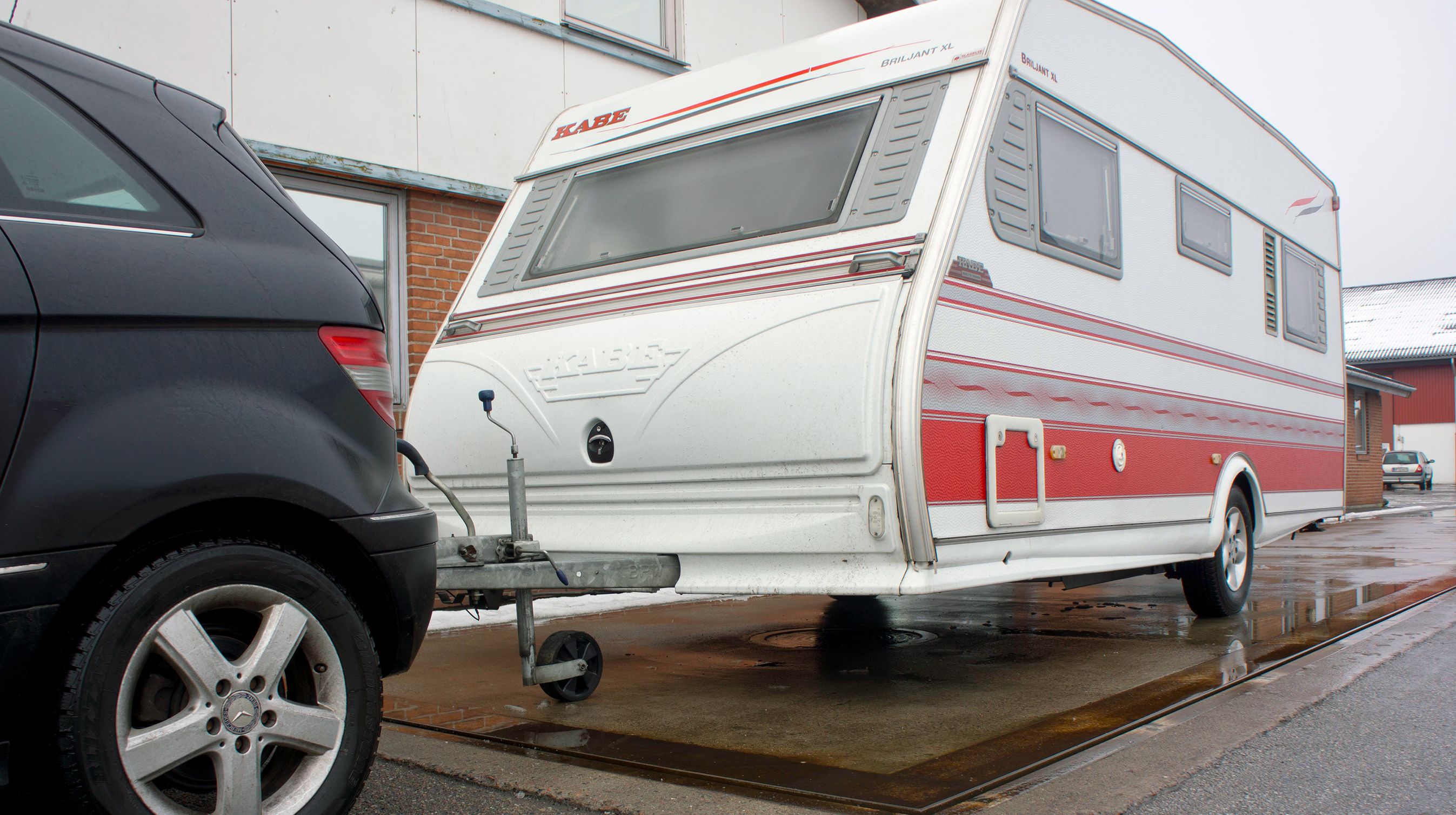Campingvogn set skråt forfra.