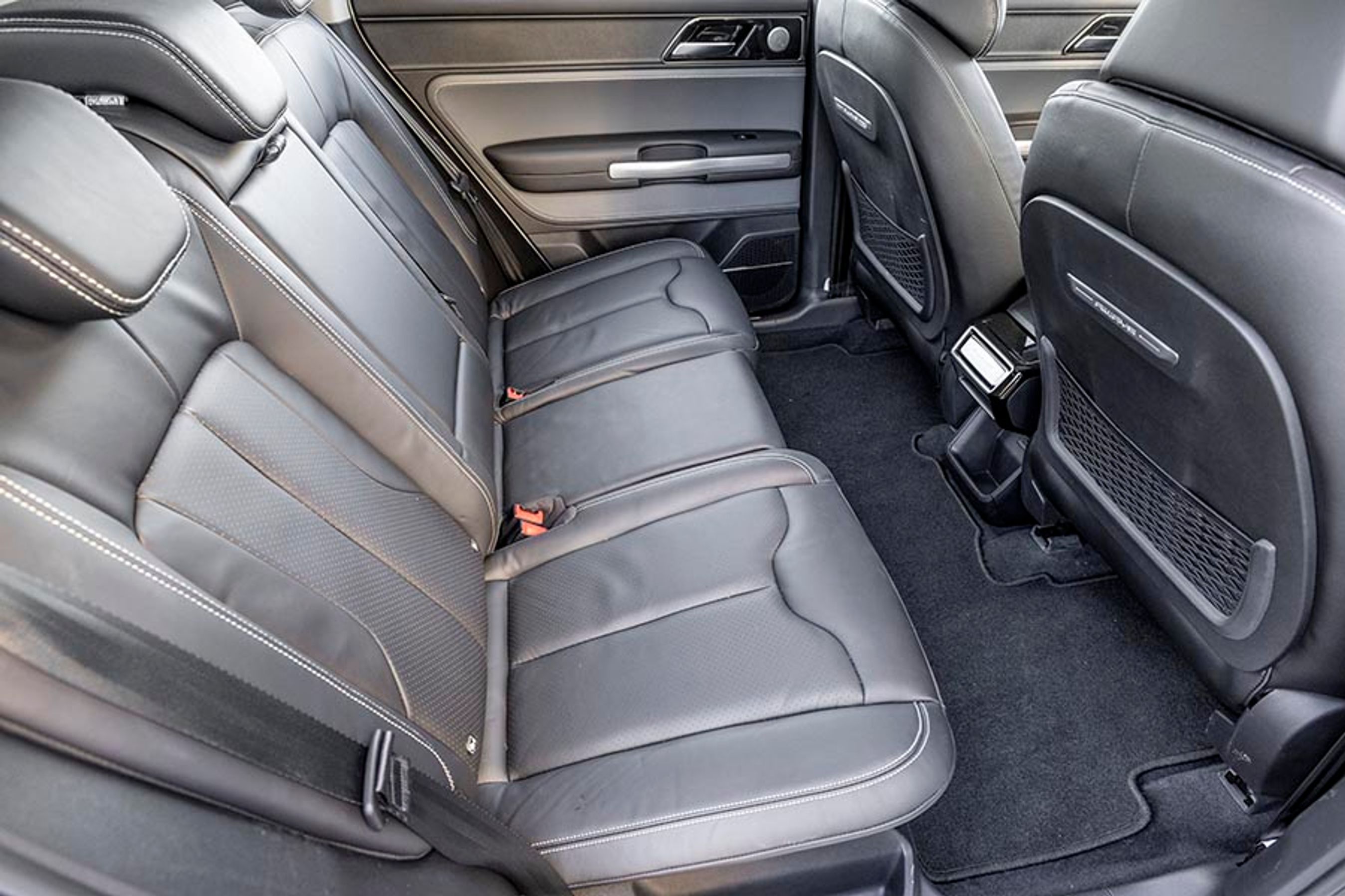 Der er god plads i kabinen, det er et af Aiways’ klare styrker. Bemærk også det flade gulv foran midterpladsen, der giver fin plads til fødderne for alle bagsædepassagerer.