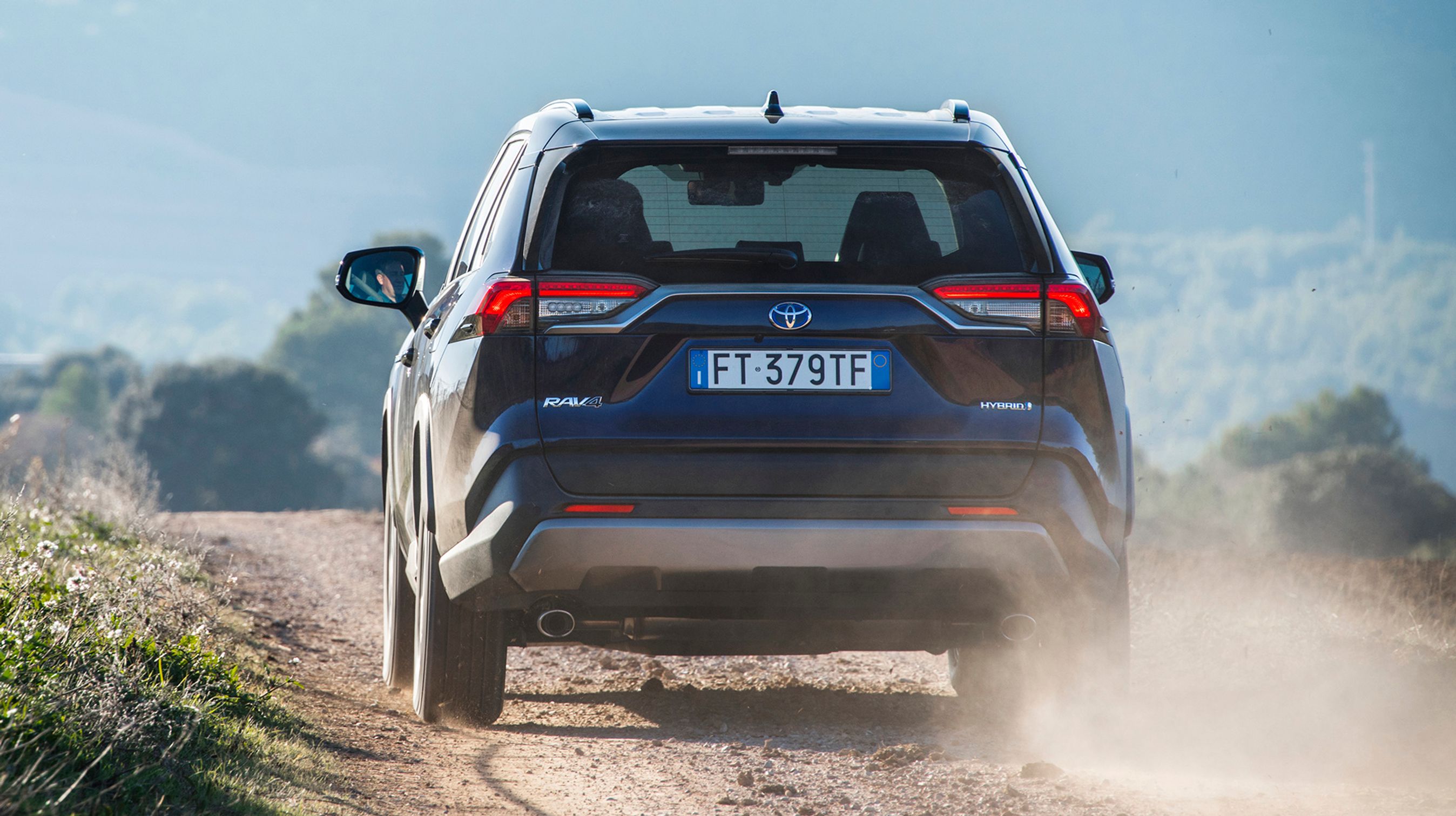 RAV4, der er en global bil, har meget lille til moderat anhængervægt i hybridudgaverne. Elbetjent anhængertræk er tilsyneladende ikke en mulighed.