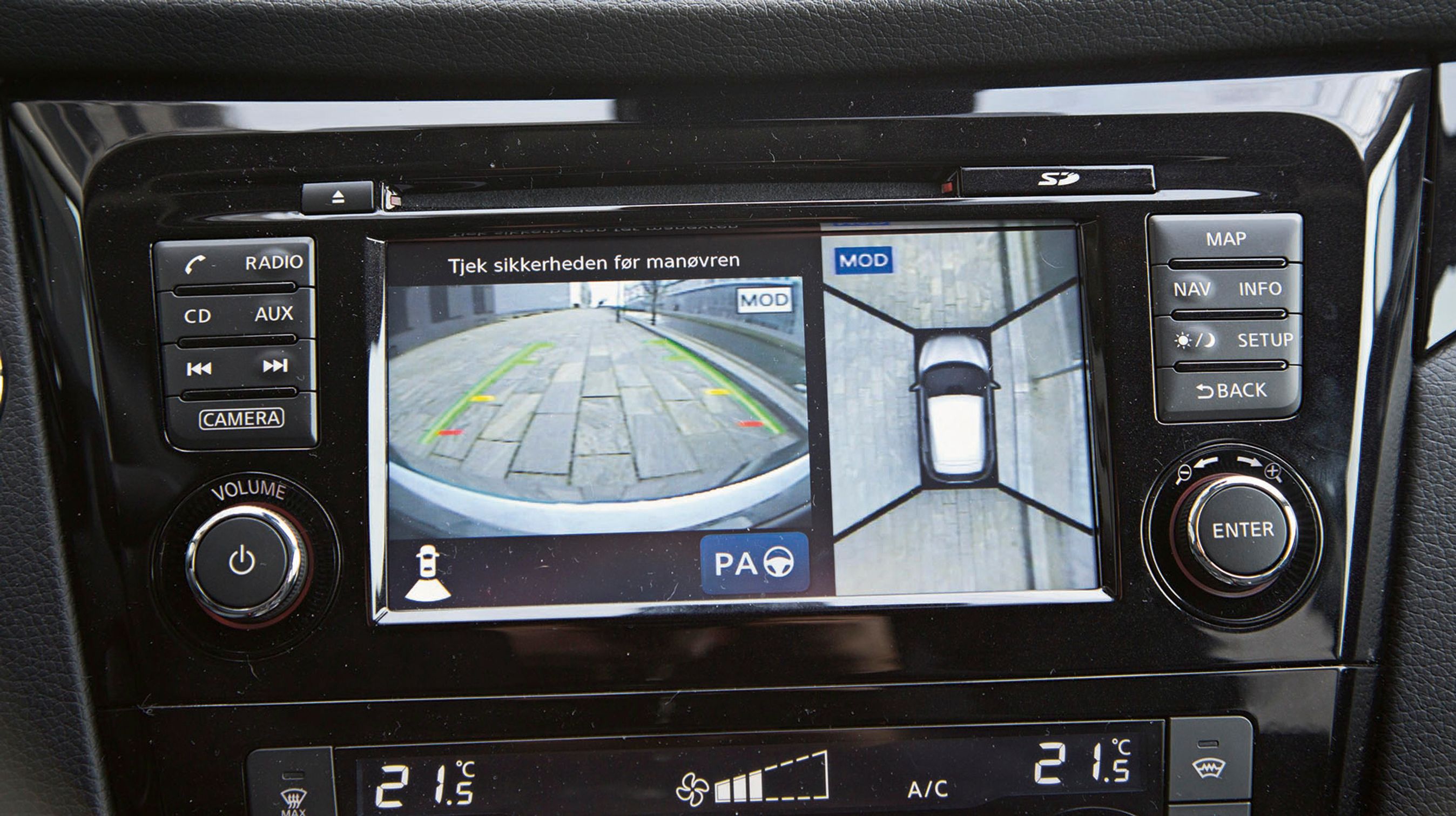 En skærm for navigationsanlæg og bakkamera med 360°-visning af bilen set oppefra giver overblik.