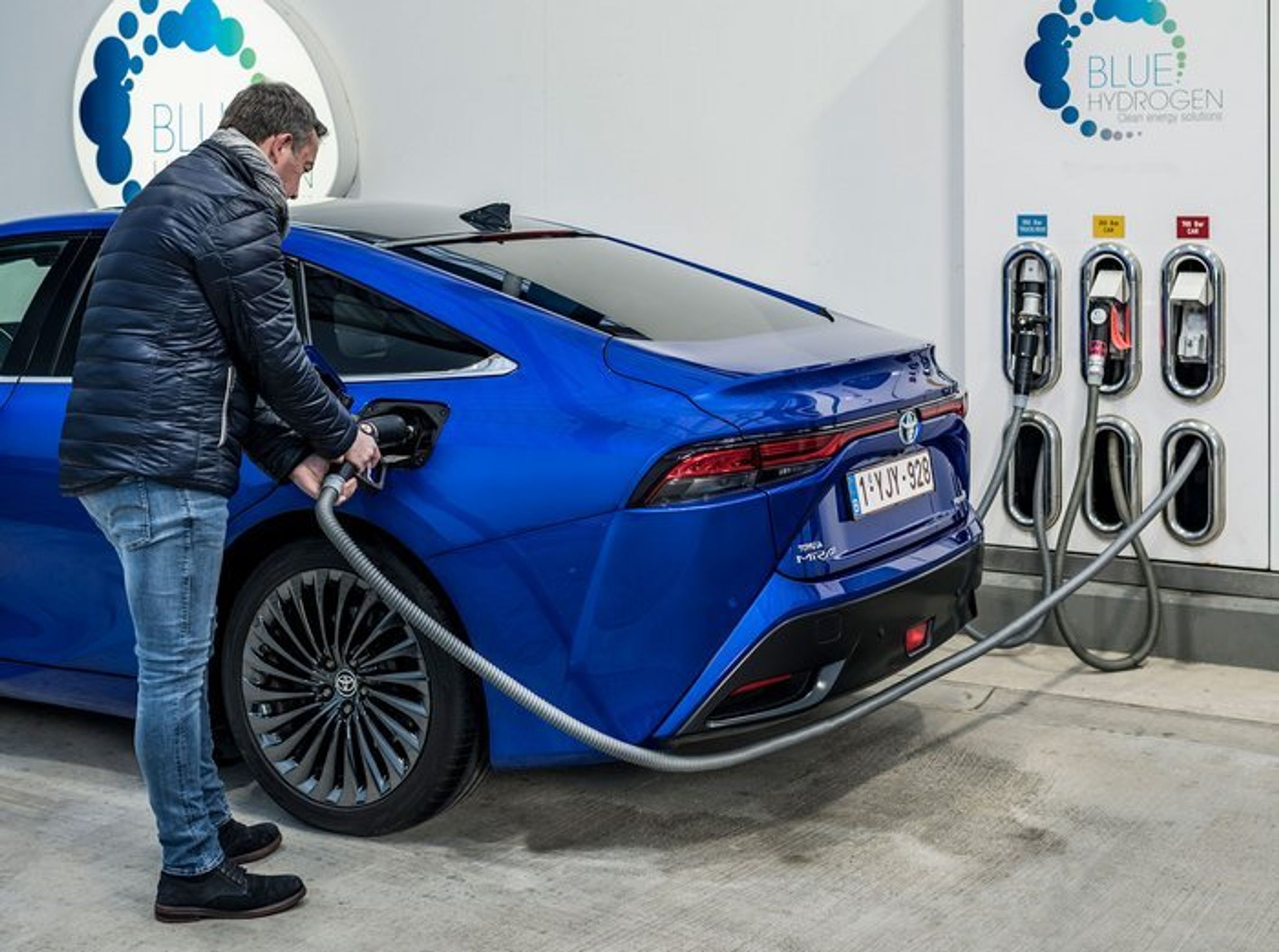 Mirai rummer 5,6 kg brint, der kan tankes på under fem minutter. I Danmark er der i øjeblikket kun seks tankstationer, der tilbyder brint.