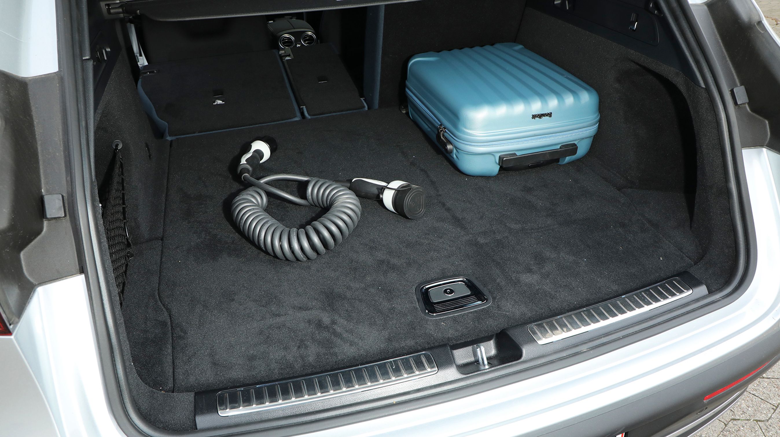 Bagagerummet rummer 500 liter og er flot beklædt og har flere små rum. Bagklappen er elektrisk betjent.