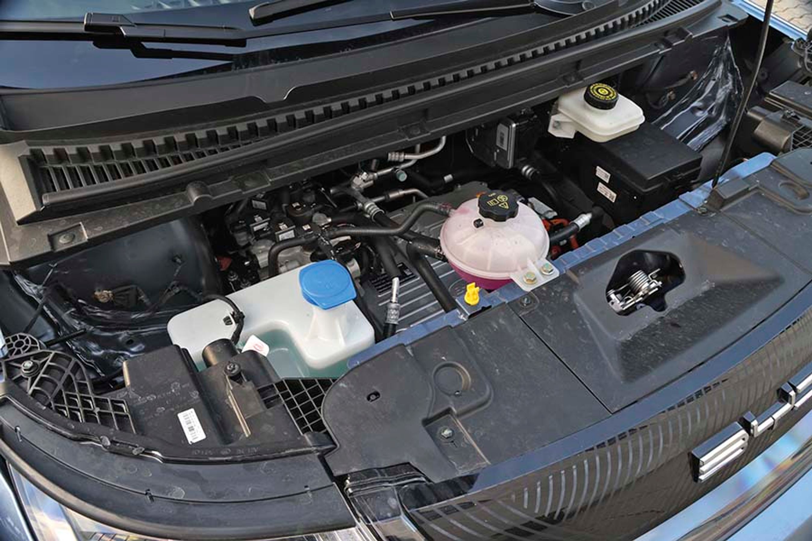 Fortil er der ikke plads til ladekabler, så man skal kun åbne motorklappen, når der skal påfyldes sprinklervæske.