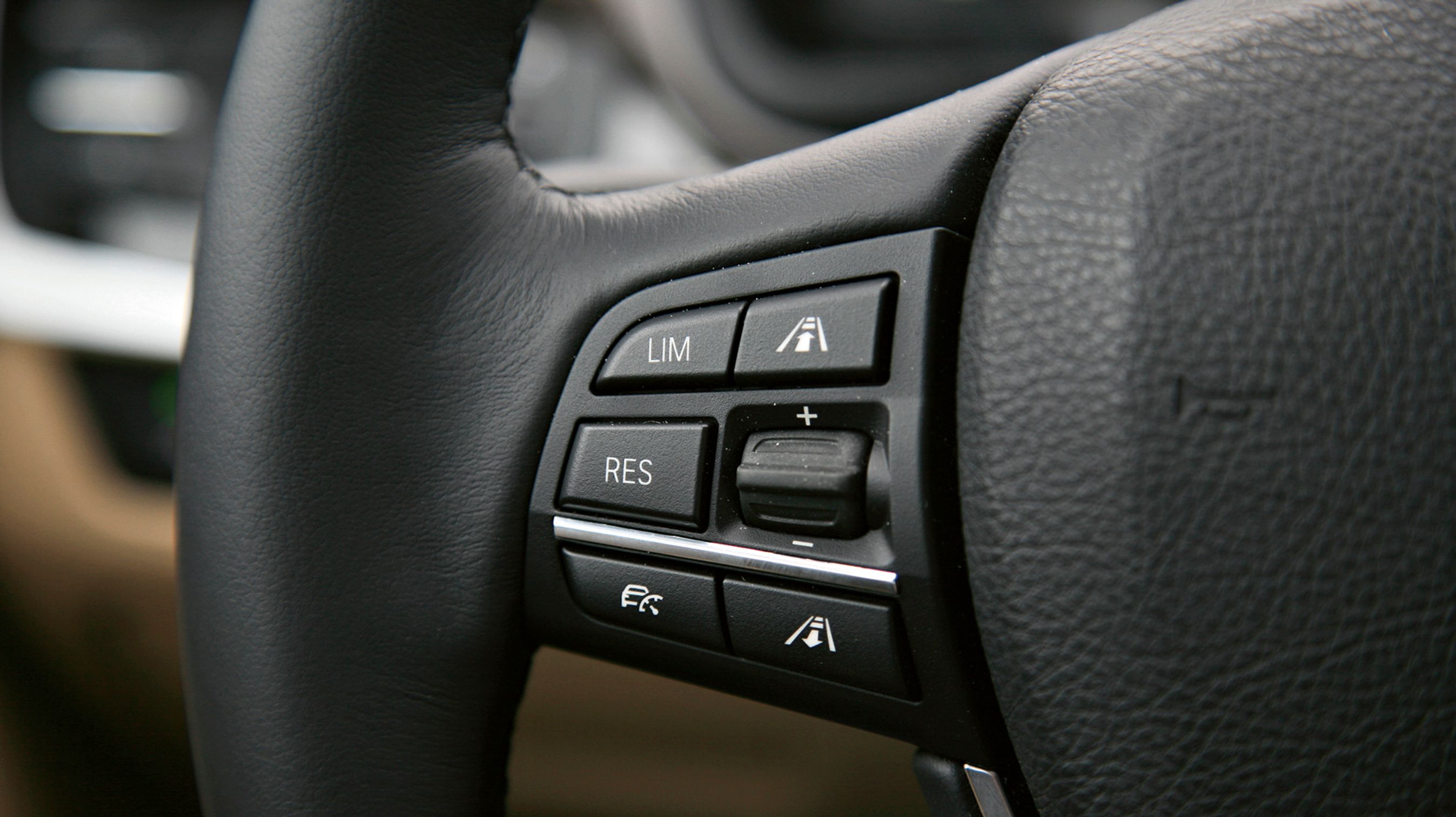 Fartpiloten styres let fra rattet. Her er det versionen, der selv holder afstand til forankørende. Pris: 34.000 kr.