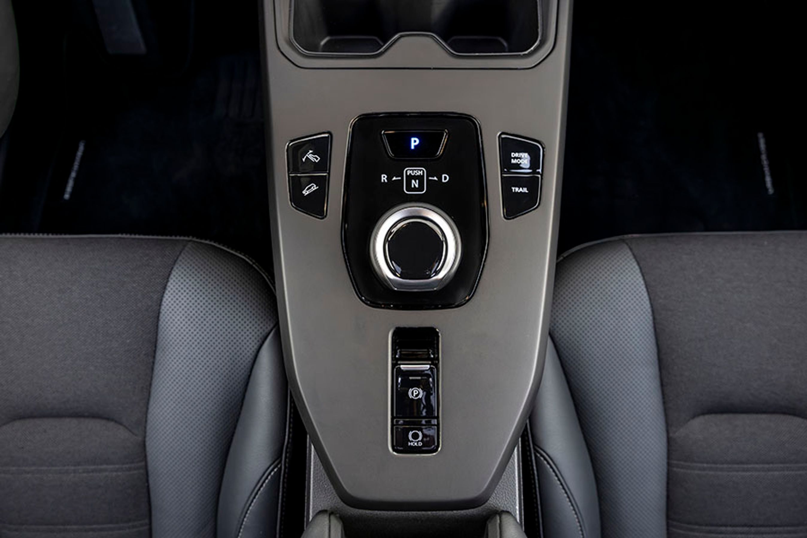 Mellem forsæderne er selve gearvælgeren placeret som en drejeknap, der er let at betjene. Til venstre er der bl.a. knappen, der aktiverer one-pedal-drive-funktionen, og til højre vælger man køreprogram.