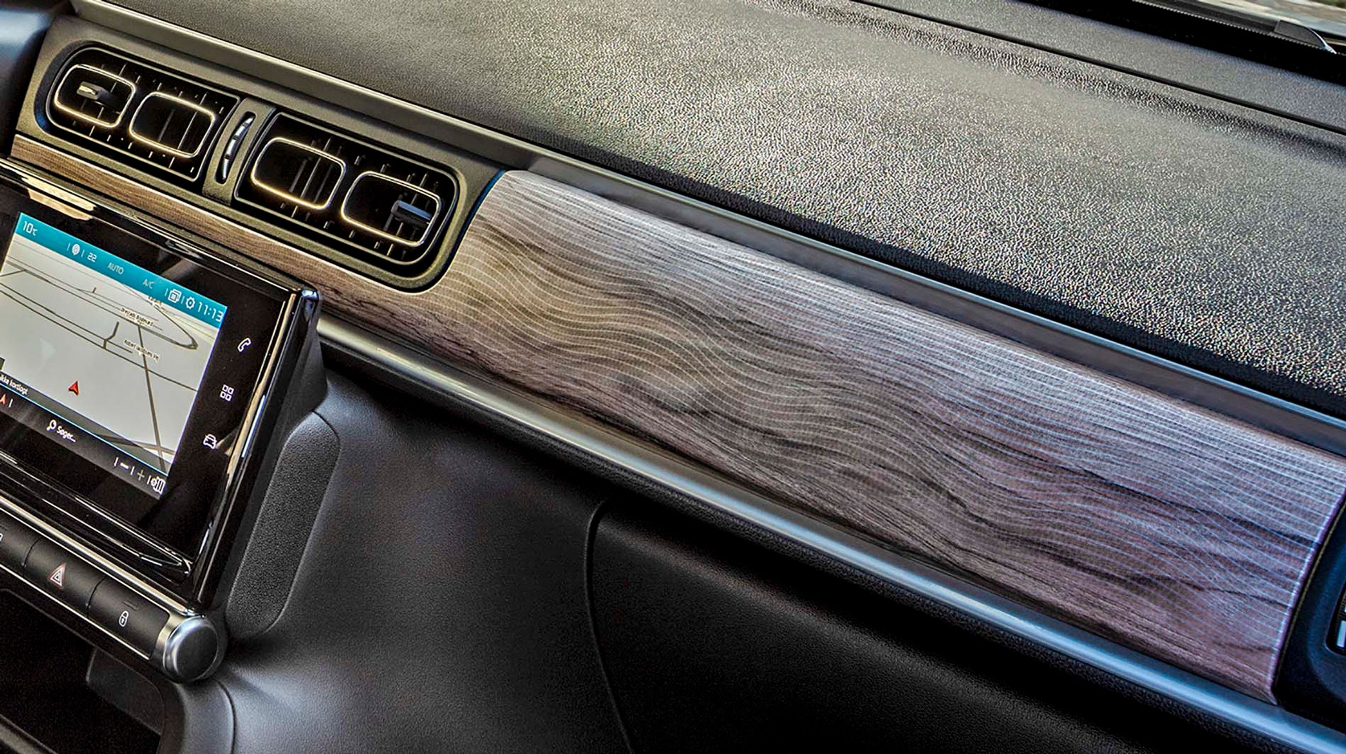 Når man vælger topudgaven med komfortsæder, følger dette syntetiske træpanel, Techwood, med. Det er noget specielt.