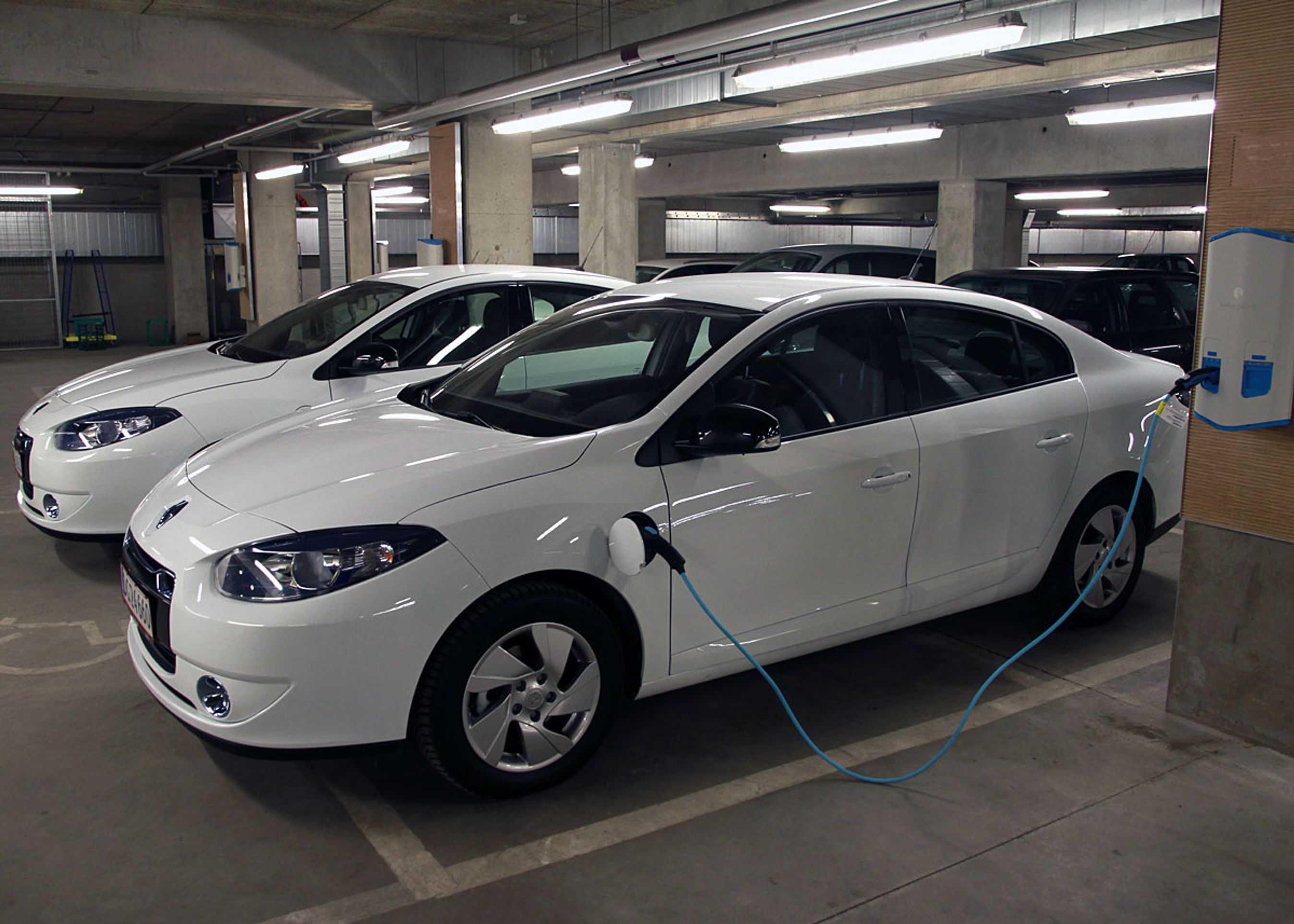 Renault Fluence Z..E. til opladning fra en "autoriseret" Better Place-ladestander ved Better Place Center i Hellerup.