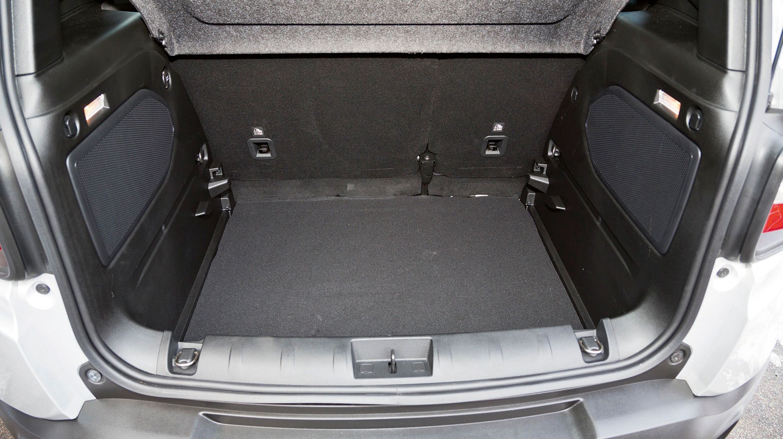 Bagagerummet er meget regulært i formen, så der er plads til meget trods de beskedne 351 liter.