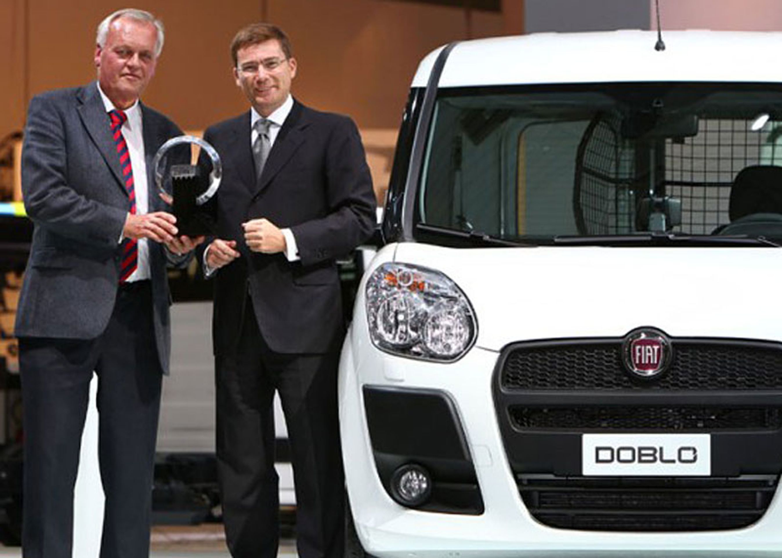 På IAA-messen i Hannover overrakte formanden for Van of the Year, Pieter Wieman, trofæet til chefen for Fiat Professional, Lorenzo Sistino.