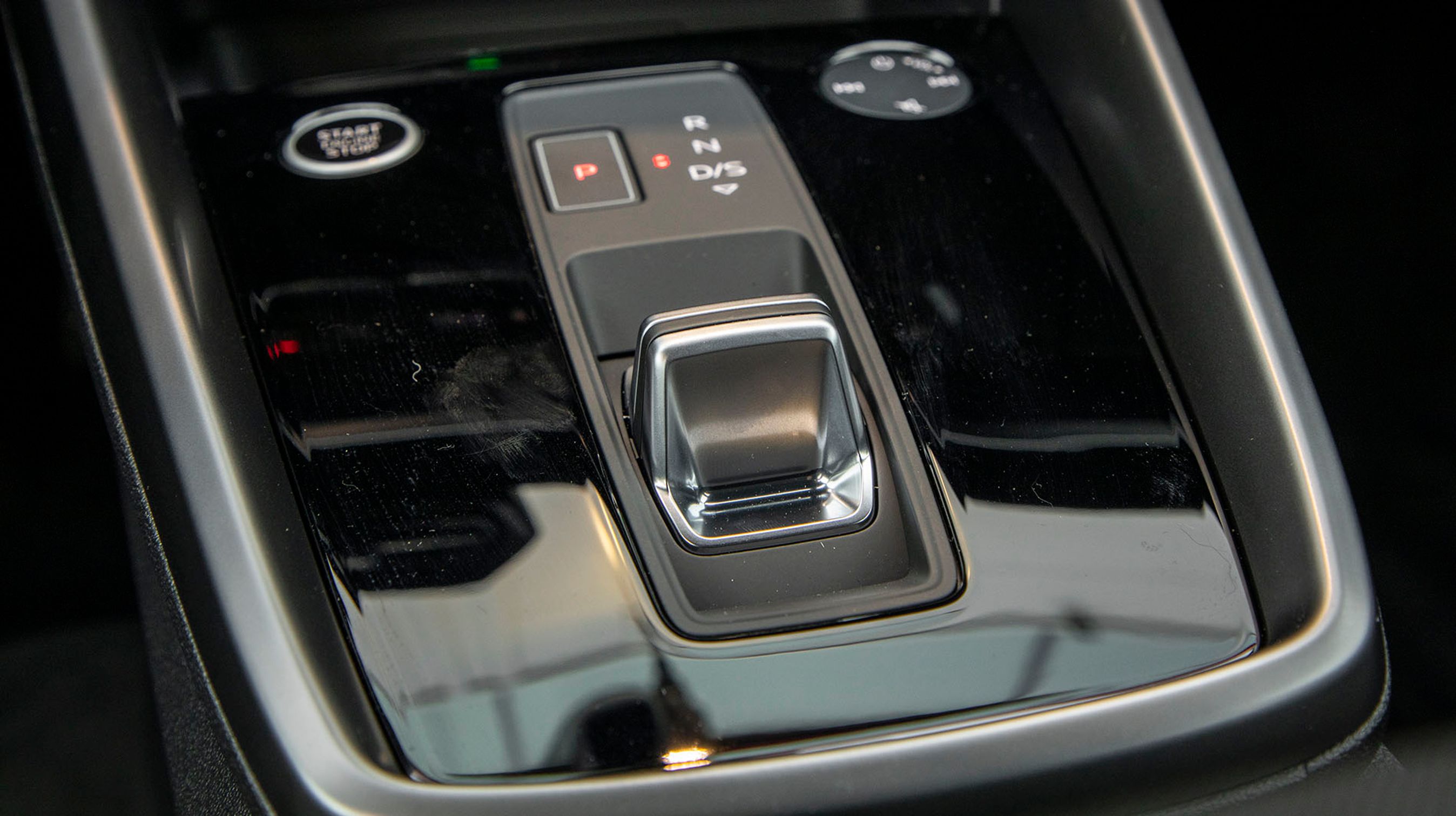 Det er nemt at betjene den lille gearvælger. Startknappen lige foran er let at se, når du stiger ind og også let at finde i mørke. 