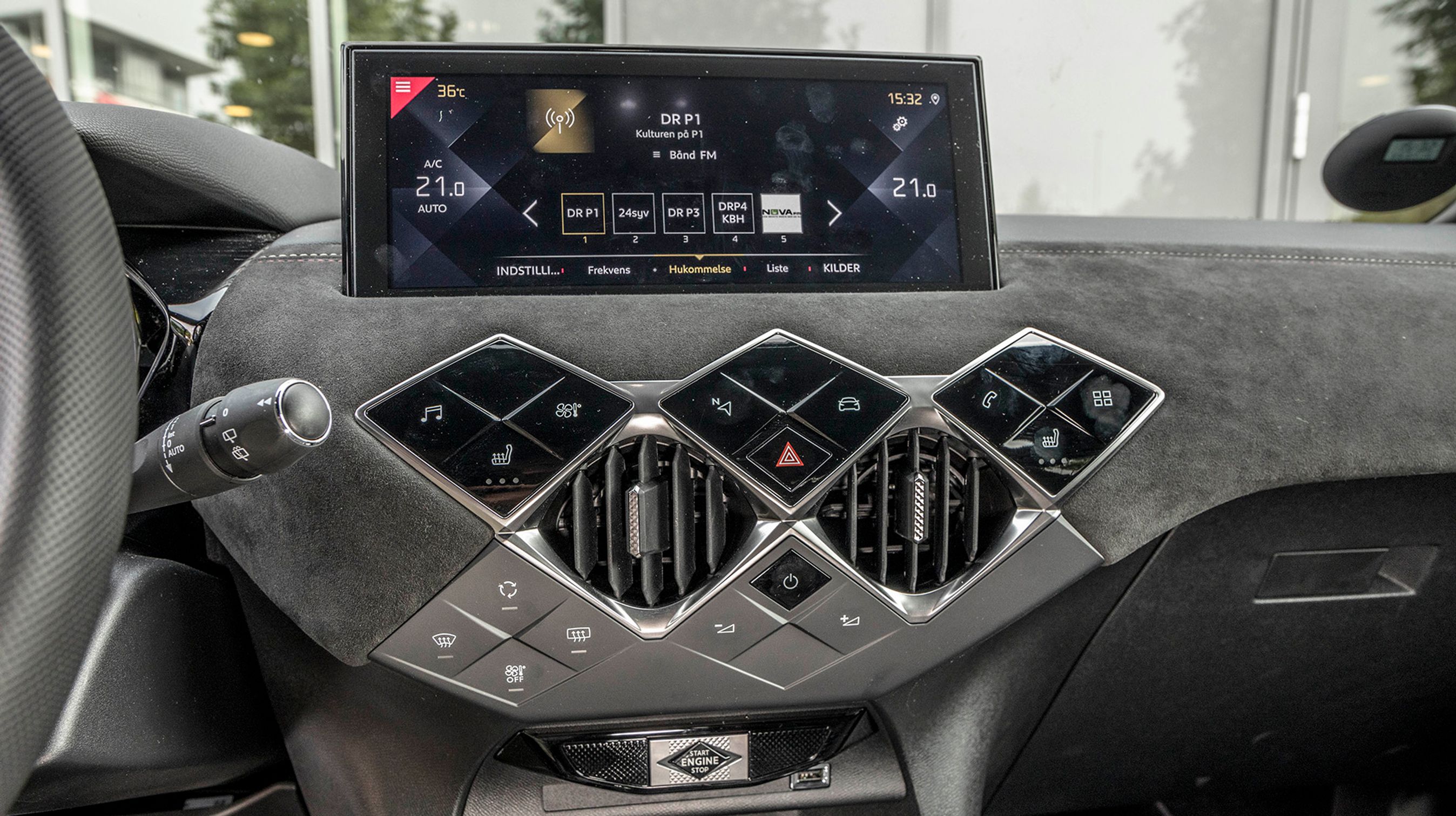 Det mest forvirrende ved DS 3 er knapperne under trykskærmen. De har ikke knapfornemmelse, når du trykker på dem, og så virker placeringen af knapperne uorganiseret og lettere ulogisk. 