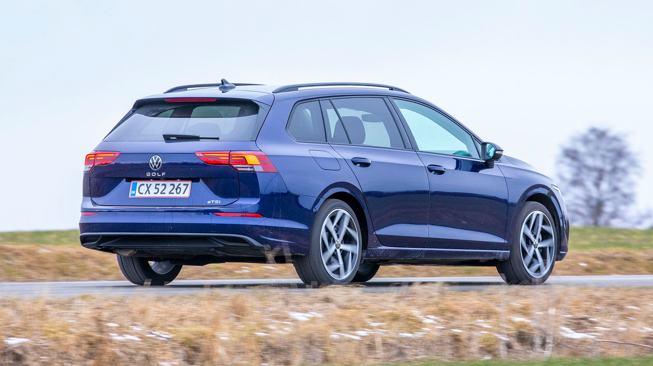 Ottende generation af VW Golf har endelig fået den samme lange akselafstand som Skoda Octavia, og dermed også bedre benplads på bagsædet samt et større bagagerum end forgængeren. 