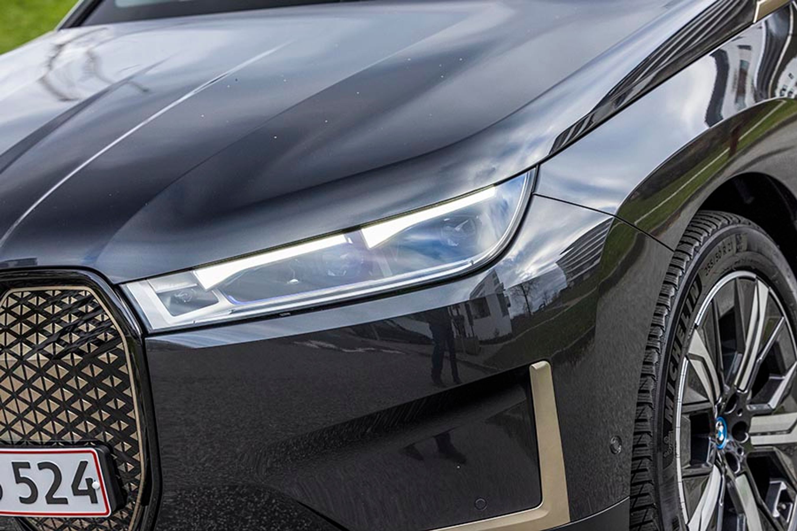 Laserlys er ekstraudstyr, om end det følger med i en af kampagnemodellerne. Selve lyset er kraftigt og har en rigtig god adaptiv effekt i forhold til modkørende biler. Næsten – men ikke helt – på niveau med Mercedes-EQ EQS.