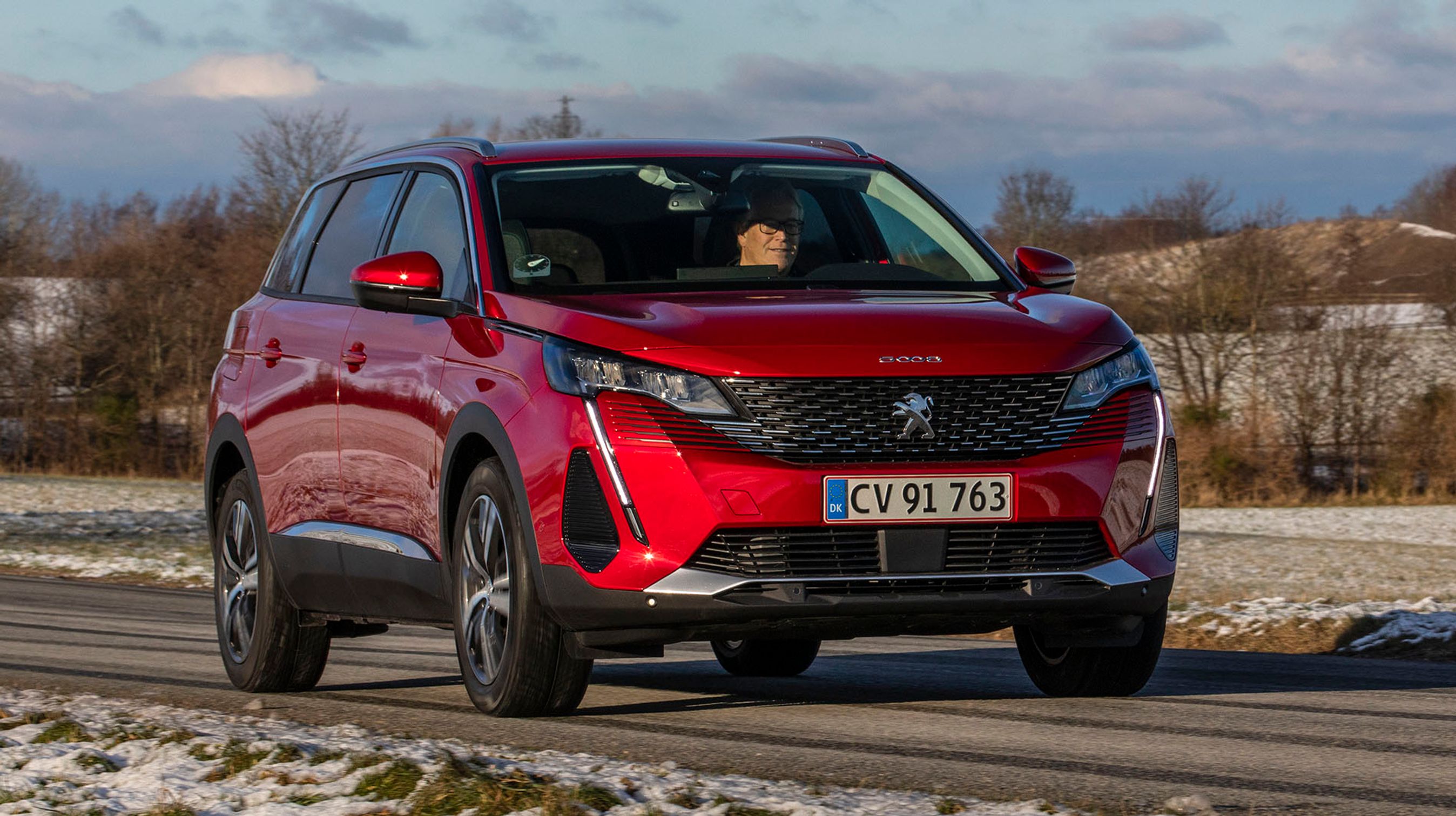 Peugeot 5008 har fået et facelift og har nu den iøjefaldende front med det store kølergitter, som også kendes fra resten af „løvefamilien“.