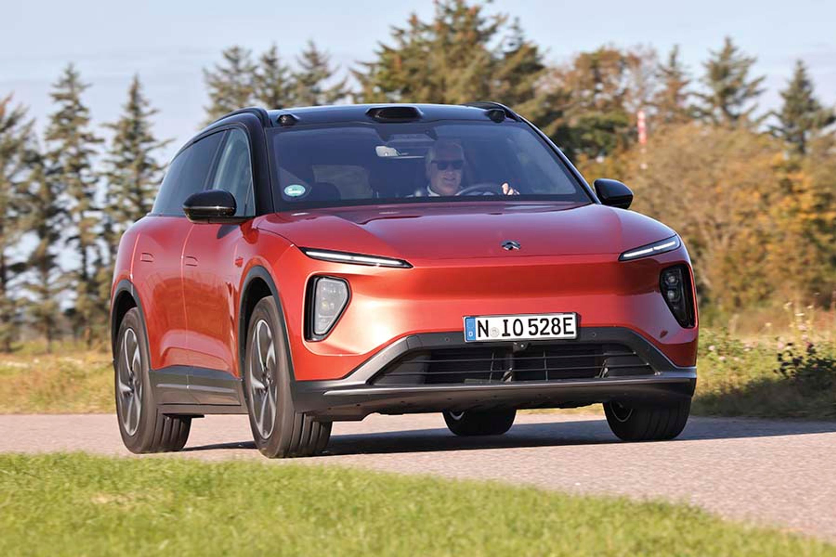 Nio EL6 er en SUV i den store mellemklasse. Den er lækkert bygget og byder på masser af udstyr. Bemærk de to kameraer og radaren på taget over forruden – de er forberedt til en selvkørende funktion, der dog endnu ikke er aktiv.