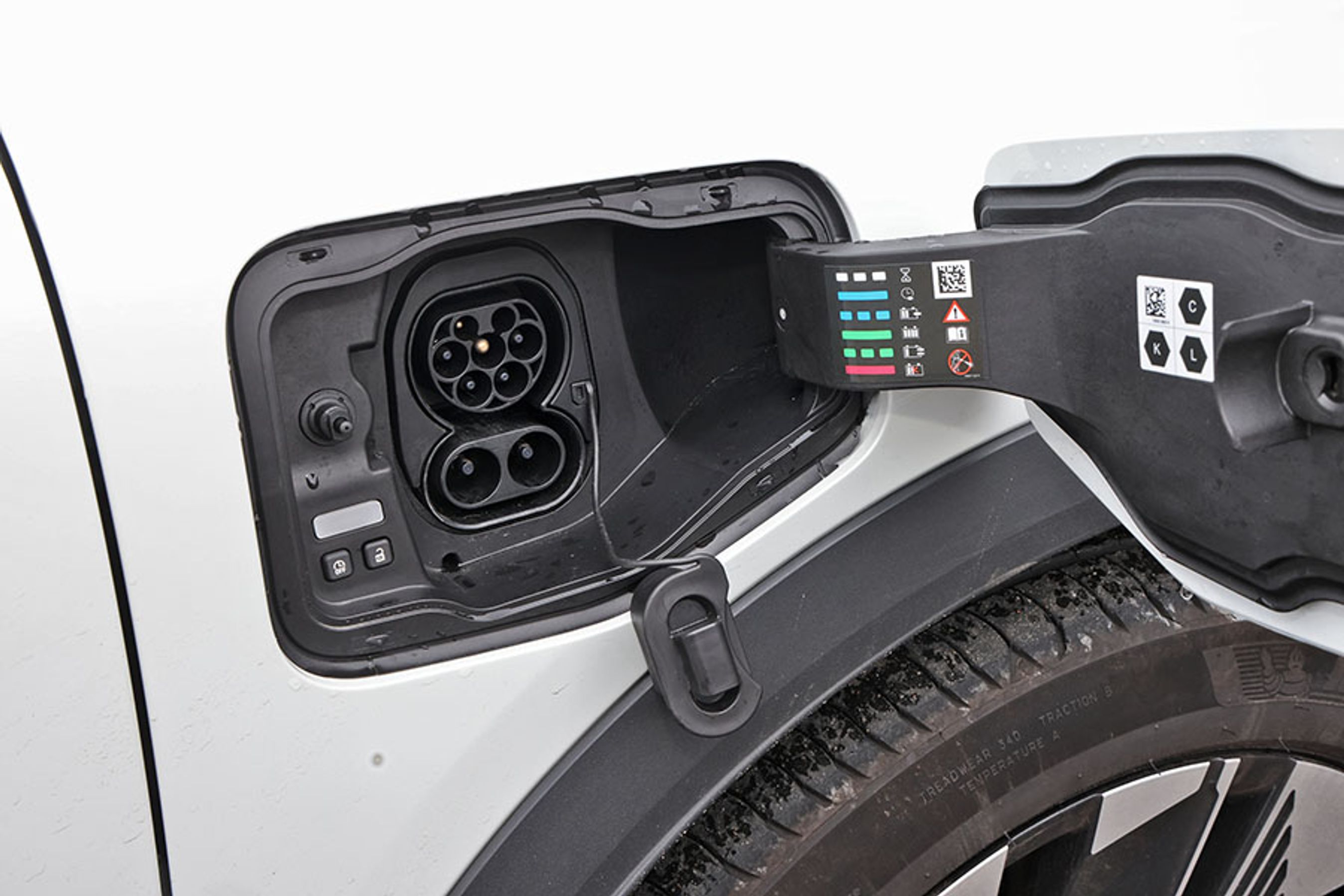 Ladestikket sidder på højre forskærm, og du kan langsomlade med op til 22 kW.