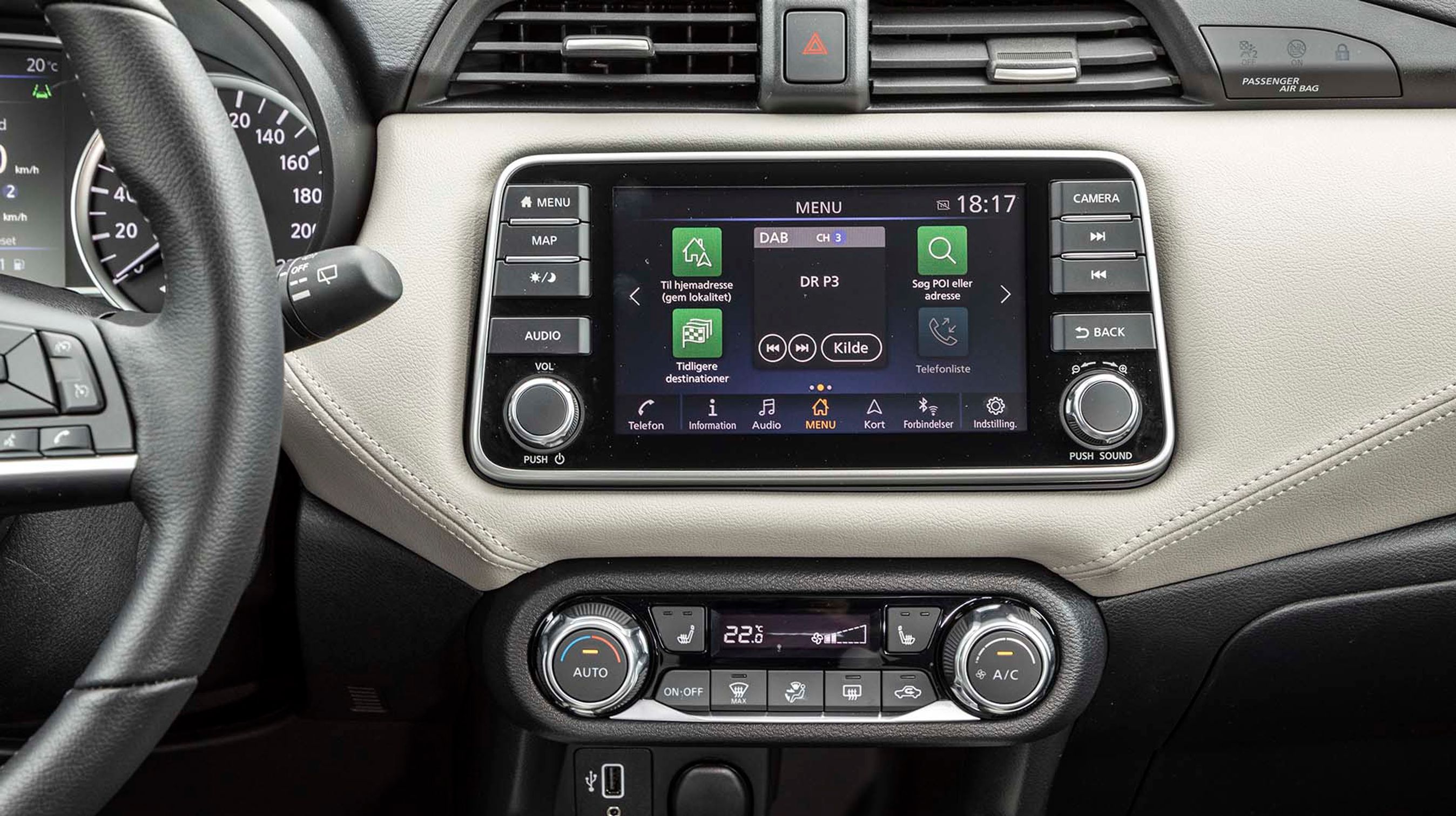 Skærmen er flot integreret og rummer både navigationsanlæg og Apple CarPlay. Man kan sende adresser til navigationsanlægget fra sin smartphone. Skærmen er koblet til bakkamera. Der er danske menuer og dansk tale. Alt er standard i denne udstyrsvariant.