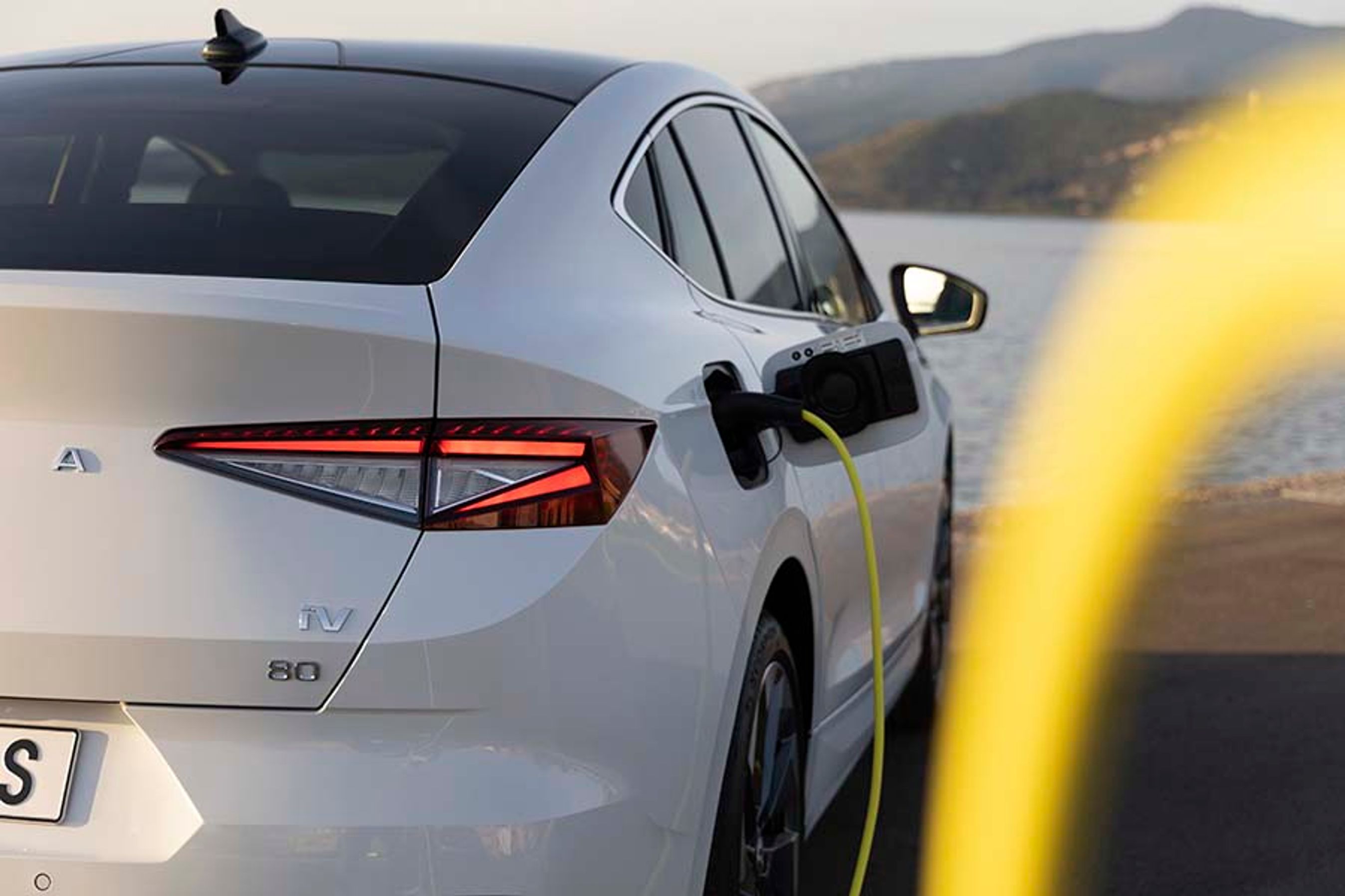 Skoda Enyaq kan oplades hjemme med en 11 kW-lader, og på farten med en DC-lader med op til 135 kW. Det giver ladetider på farten på en halv time fra 10 til 80 procent.