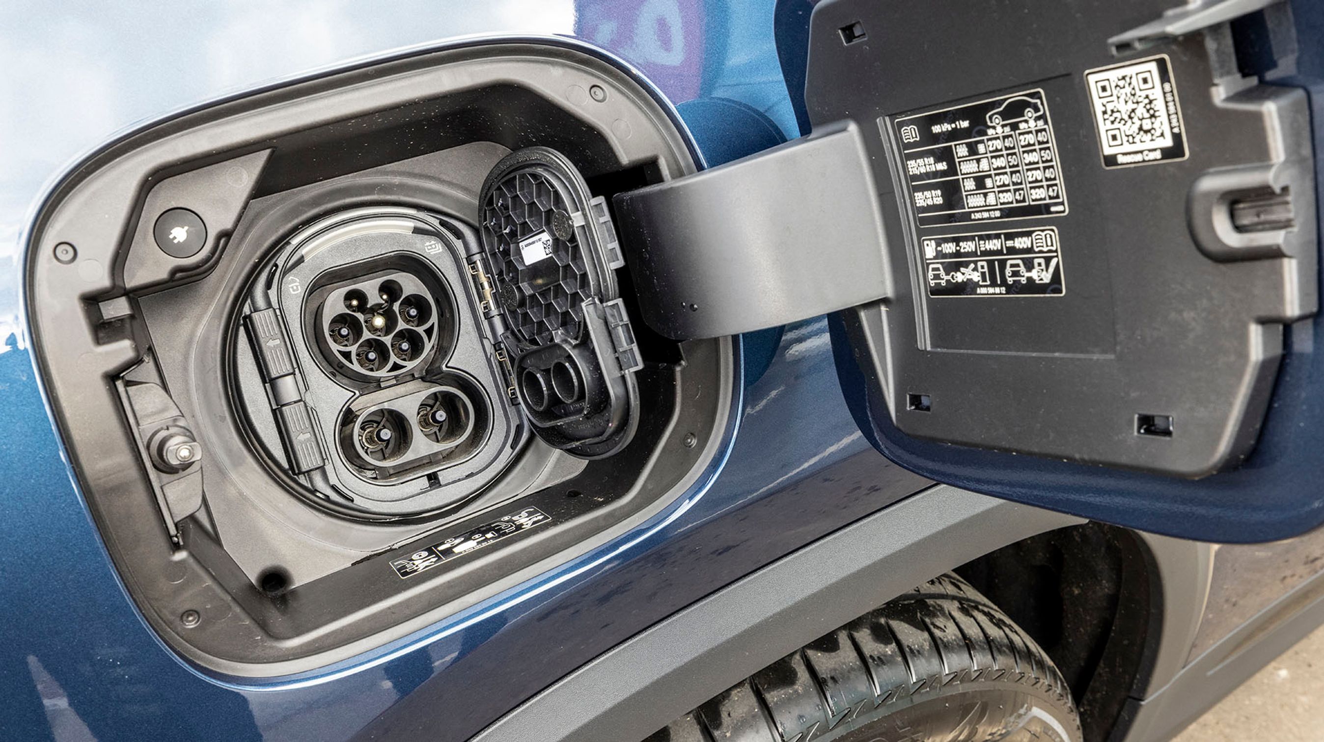 Ladestikket er placeret ved højre baghjul. Det er et kombo-stik, og hjemme kan man lade med tre faser og 11 kW, mens man på farten kan lynlade med op til 100 kW.