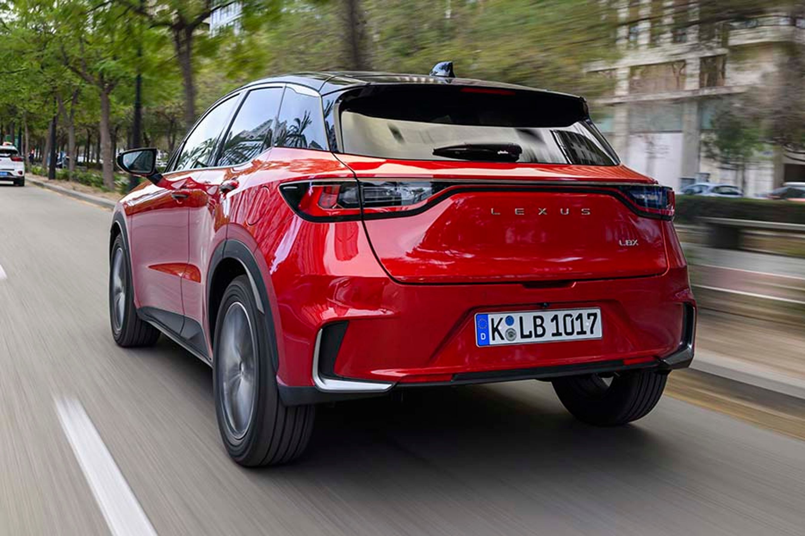 Bagfra er LBX let genkendelig med det store lygtebånd under bagruden, og det er altid tændt, når man kører. Under rudes står der LEXUS med store bogstaver.