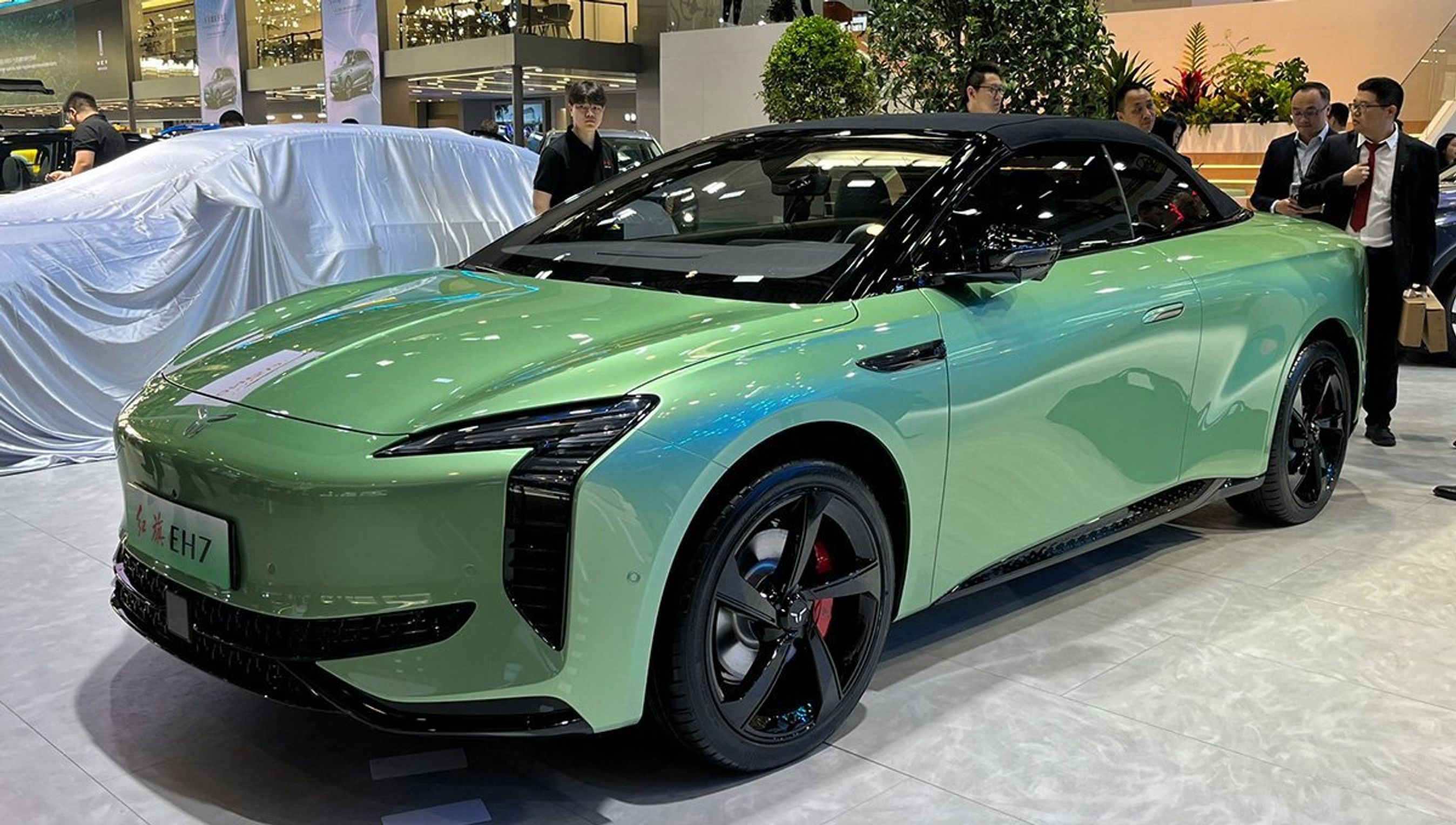 Grøn cabriolet forfra.