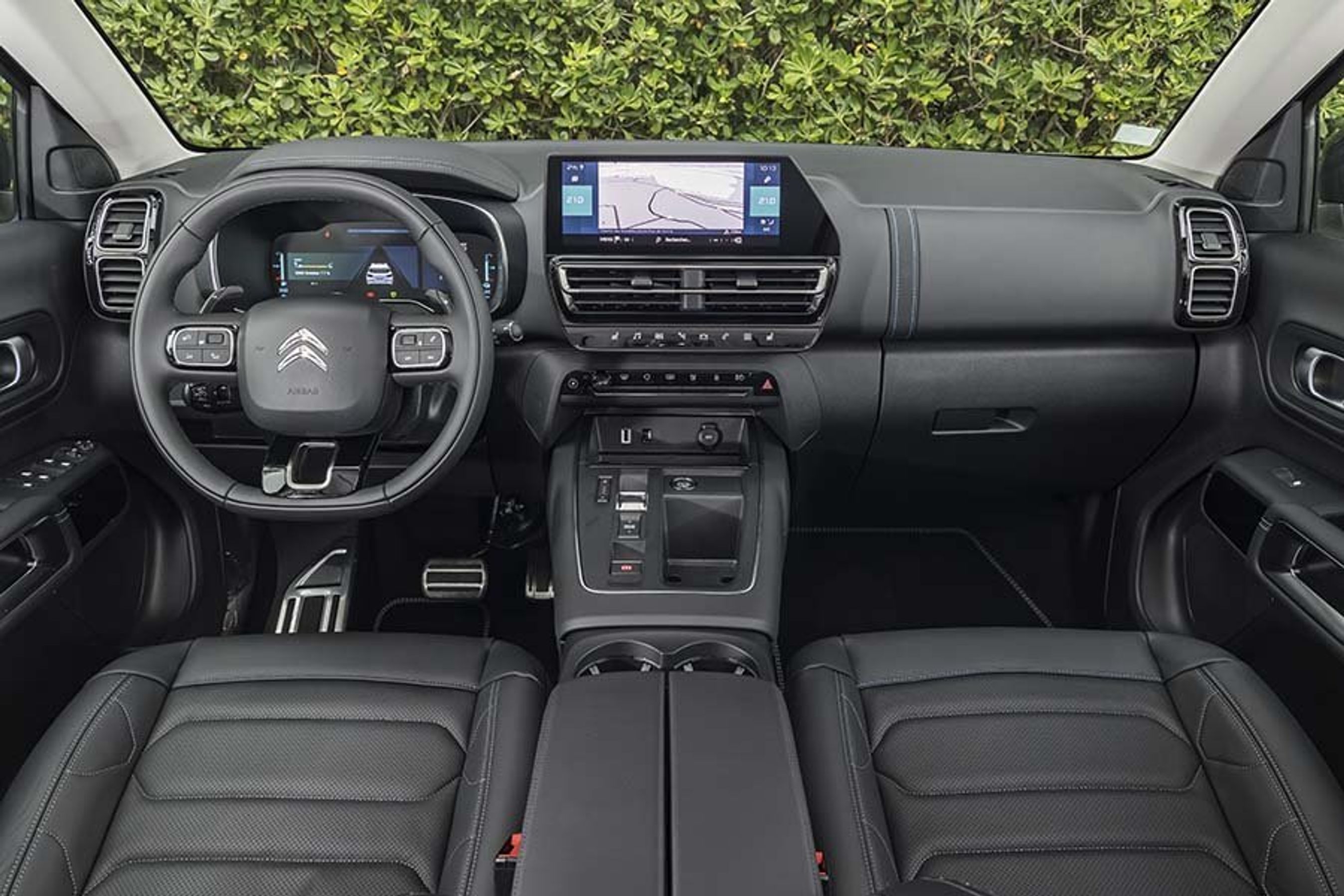 I forbindelse med faceliftet er førerpladsen opdateret med en lodretstående skærm