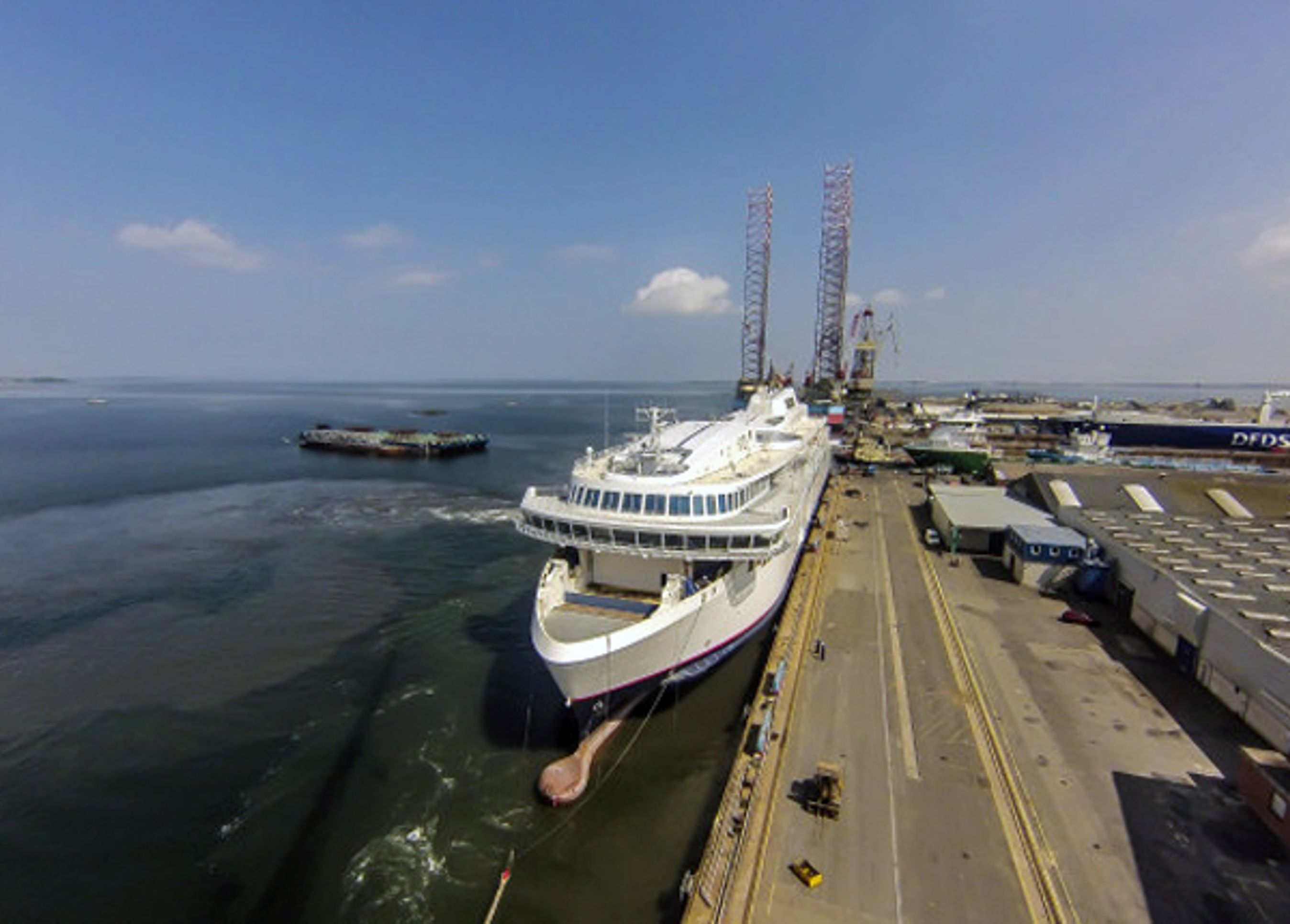 Den ene af de to store bilfærger ligger nu ved kaj på Fayard-værftet, det tidligere Lindøværft. Ombygningen vil vare godt et år.