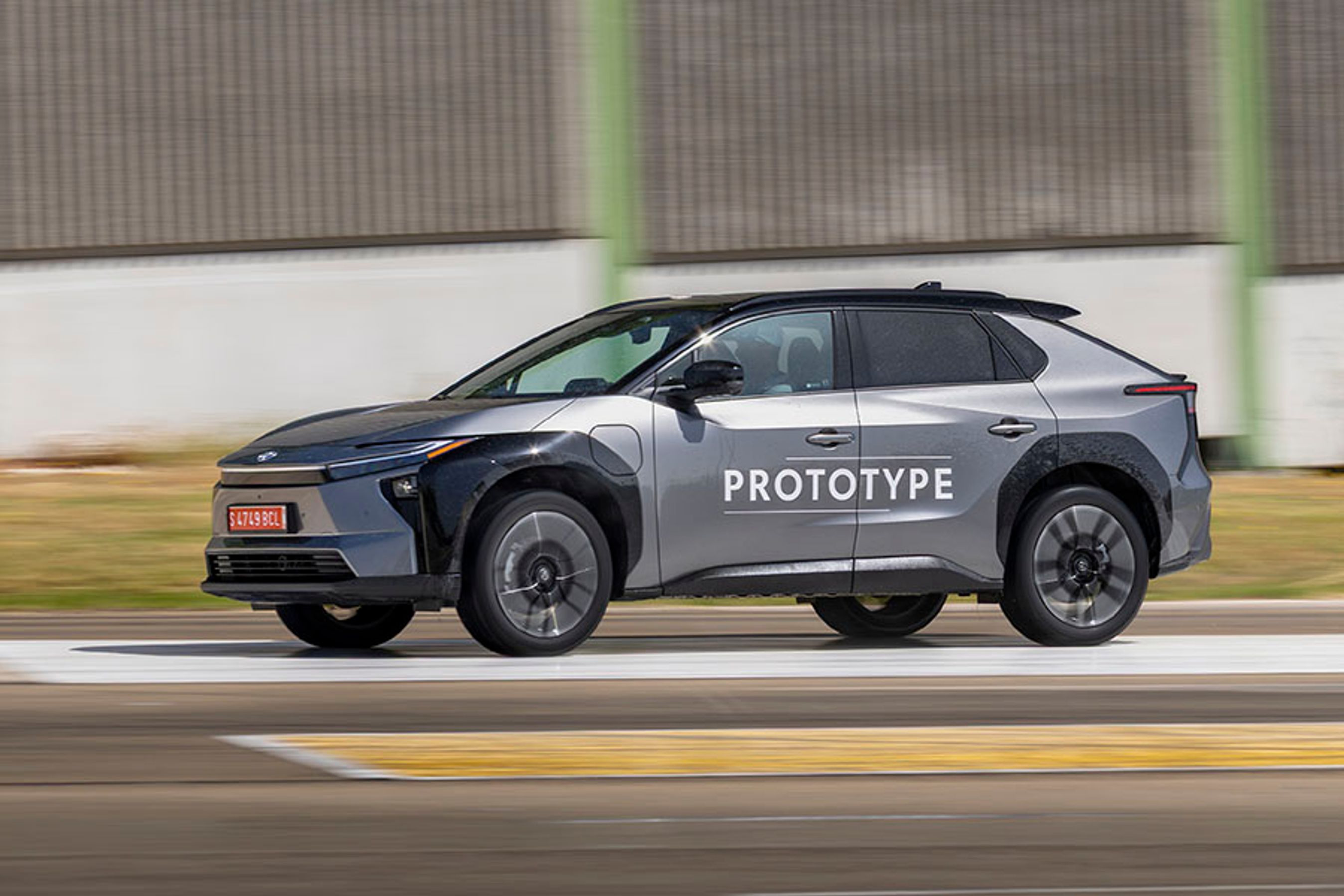 Ladeporten er placeret ved venstre forhjul. Hjemme kan bilen med det lille batteri oplades med 11 kW, mens udgaver med det store batteri kan lade med op til 22 kW. På farten lader de alle med op til 150 kW.