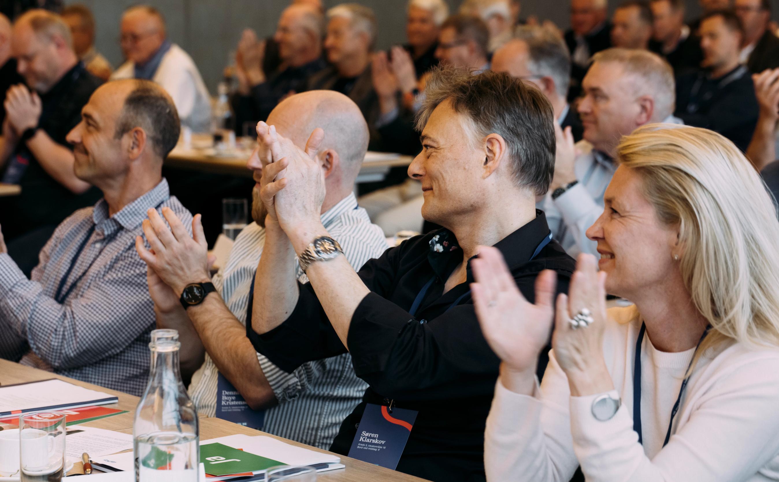 Medlemmer af FDMs repræsentantskab klapper efter at have hørt oplægsholder