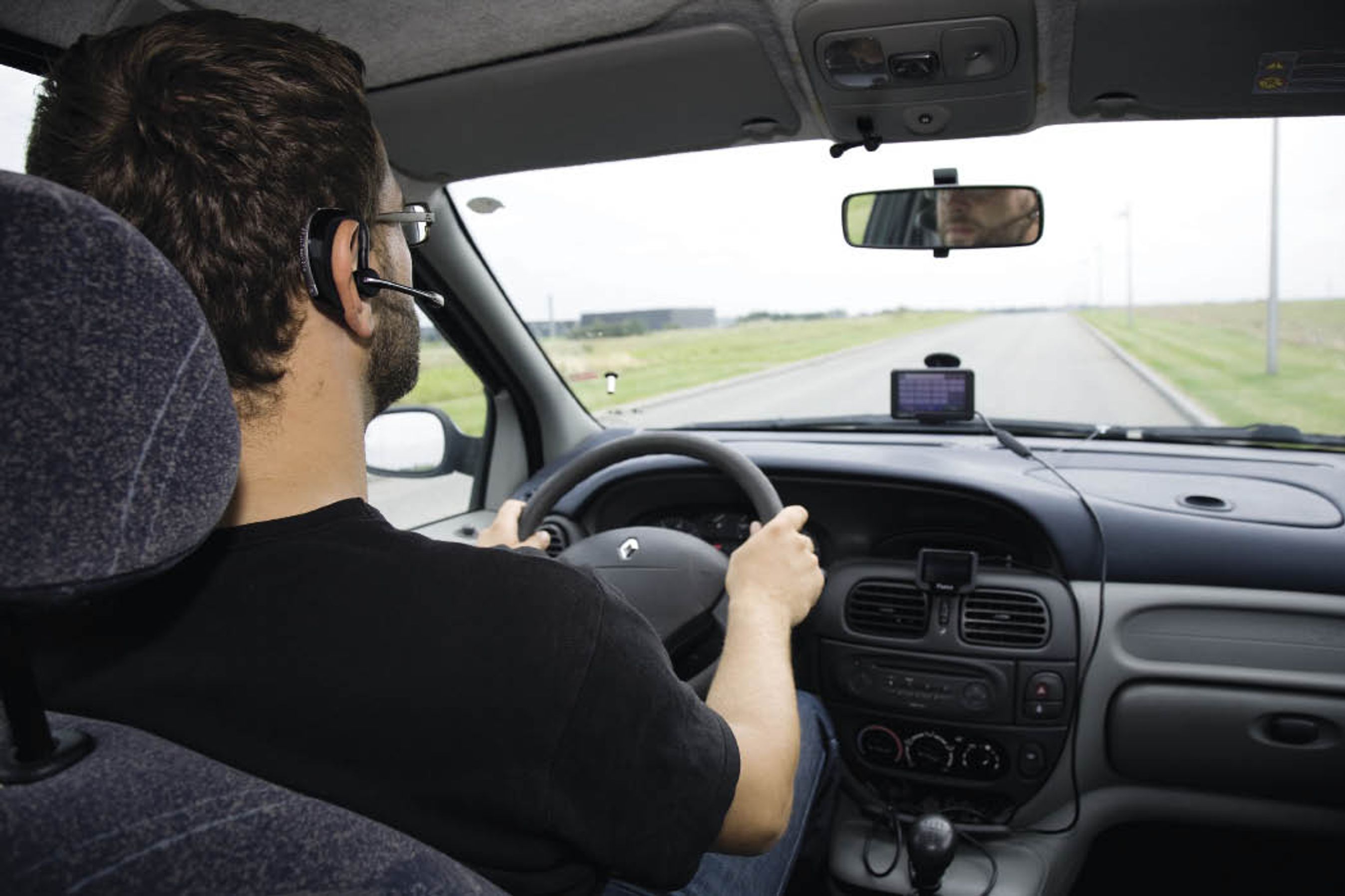 Frankrig har fra den første juli indført totalforbud mod al brug af headset i både bil og på cykel (