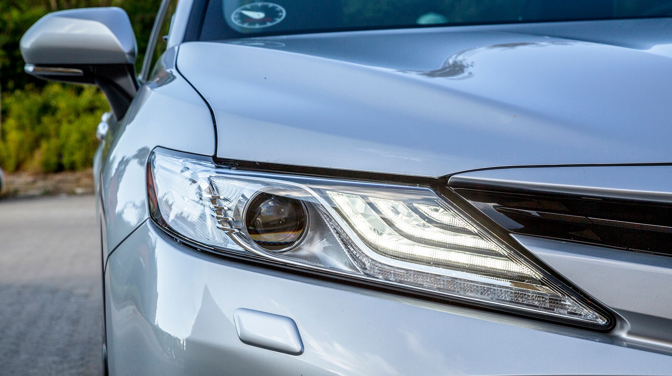 Toyota Camry Hybrid er udstyret med LED-lygter med fjernlys-assistent, der automatisk blænder op og ned.