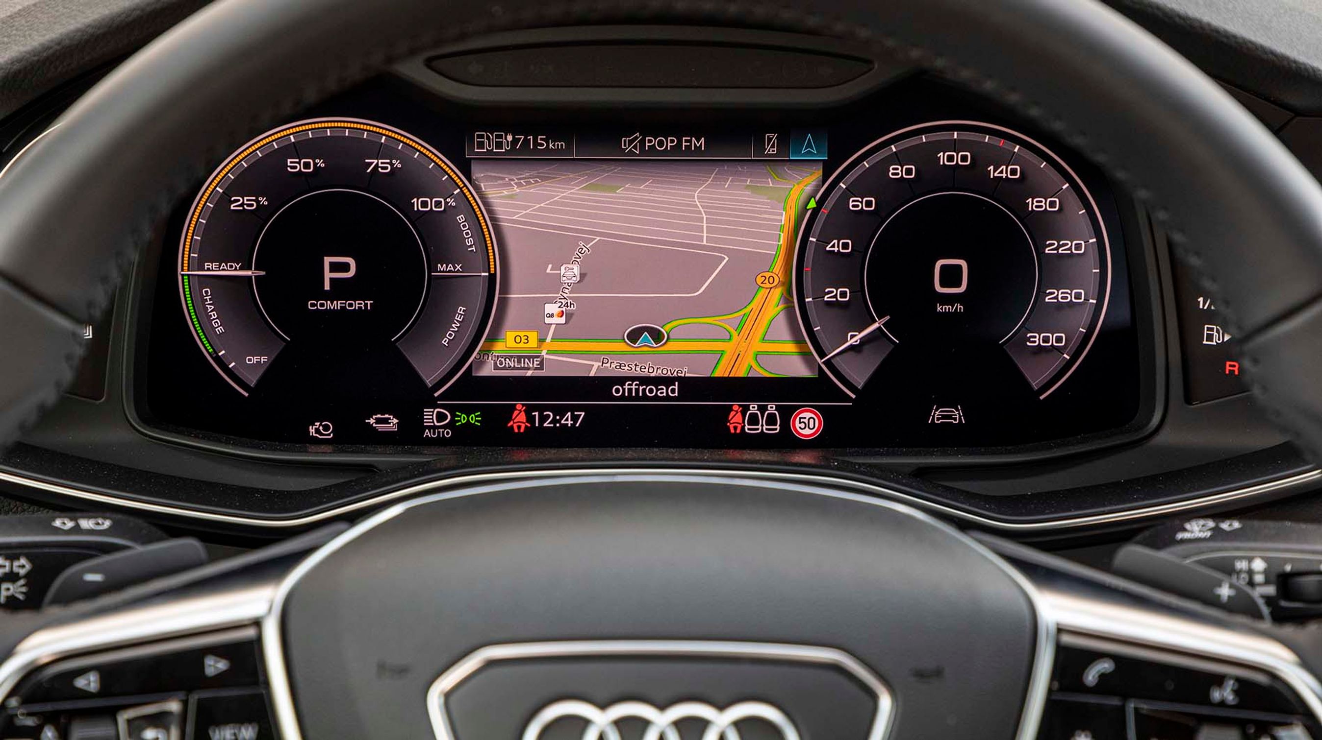 Instrumenthuset er udformet som en stor skærm, der bl.a. som her kan vise kortet fra navigationsanlægget. Man kan skifte mellem flere visninger.