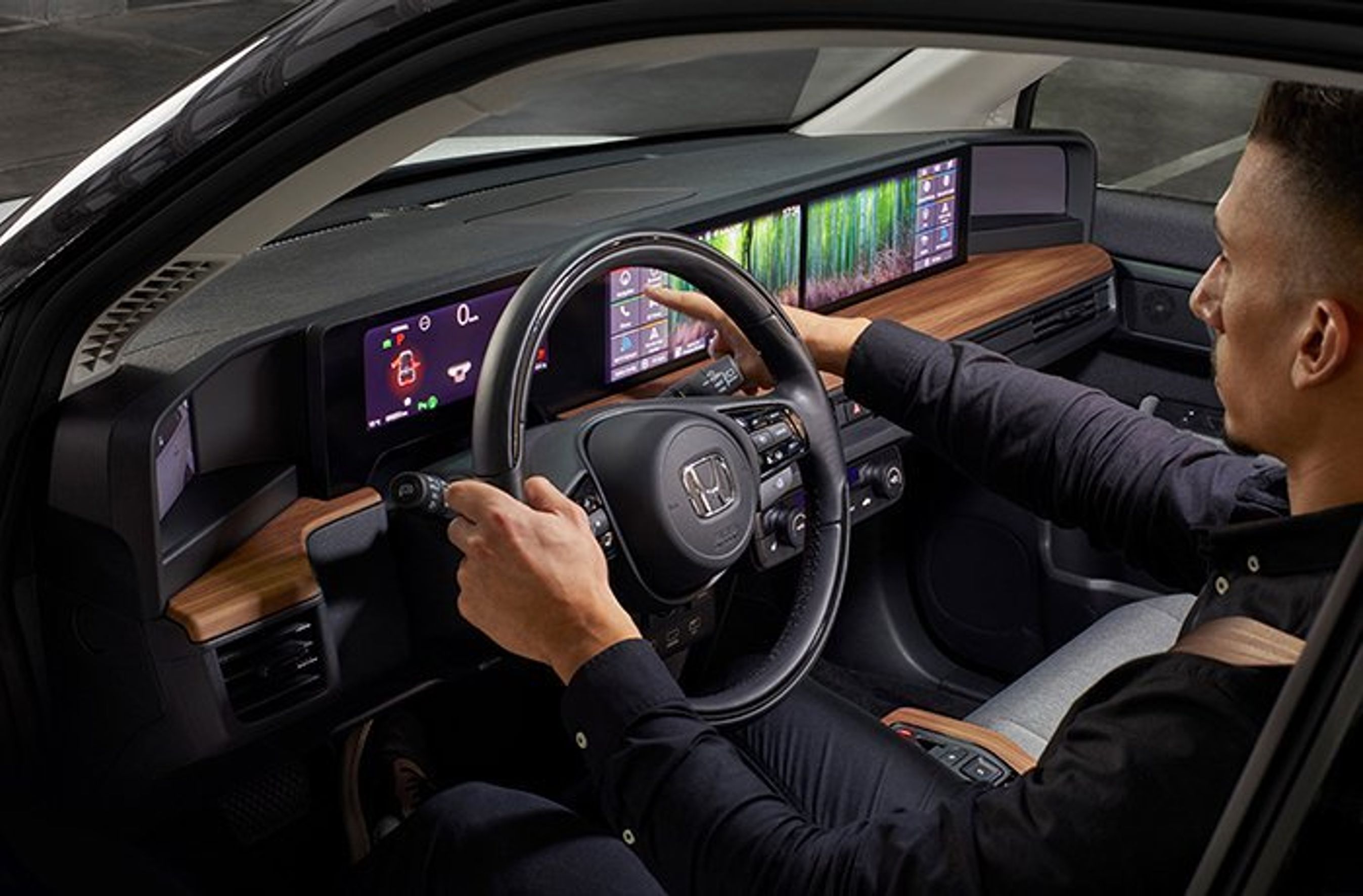 Honda e kabine med mange skærme