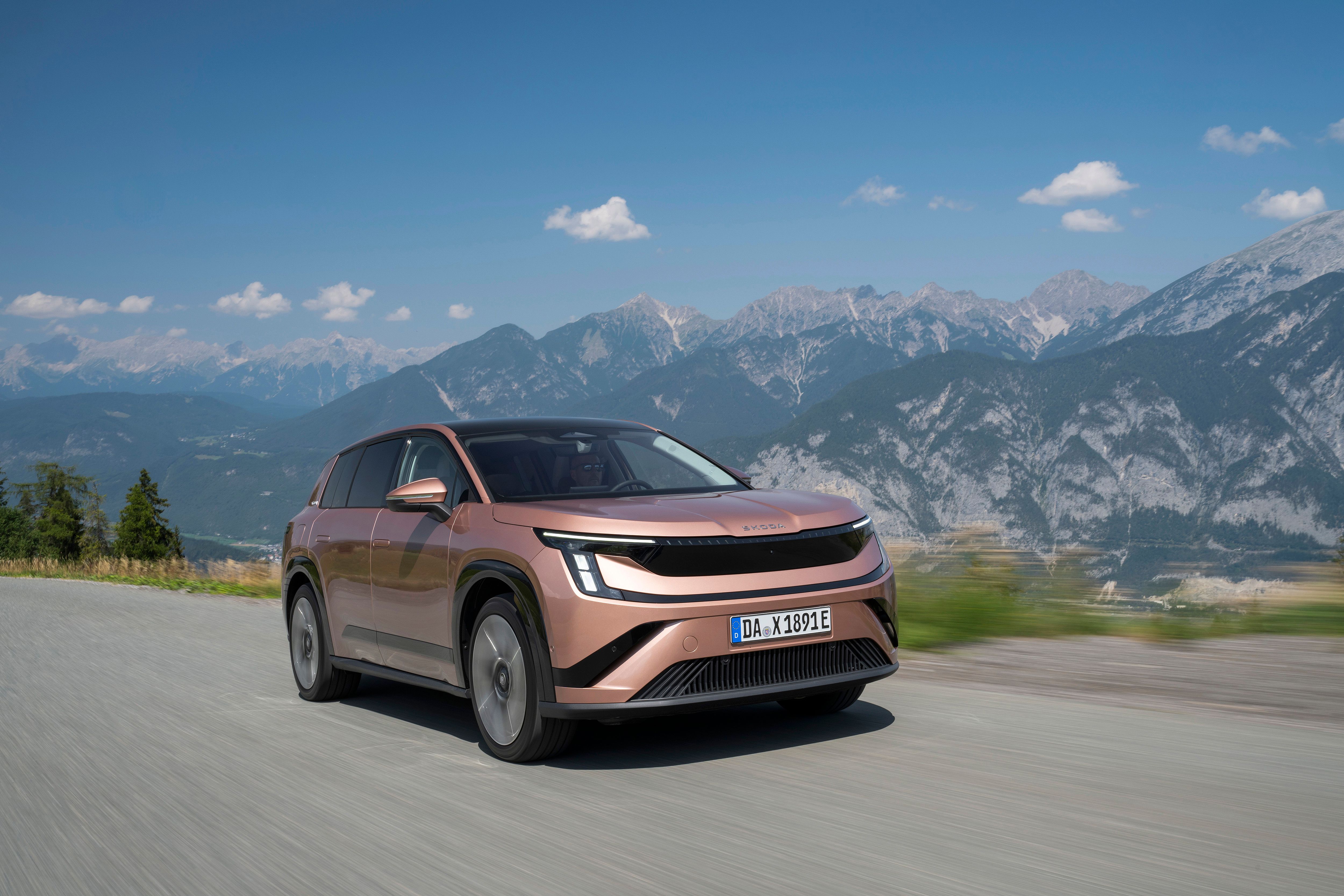 Skoda Peaq 60 Selection fra 2026 kører på en bjergvej med flotte bjerge i baggrunden. 