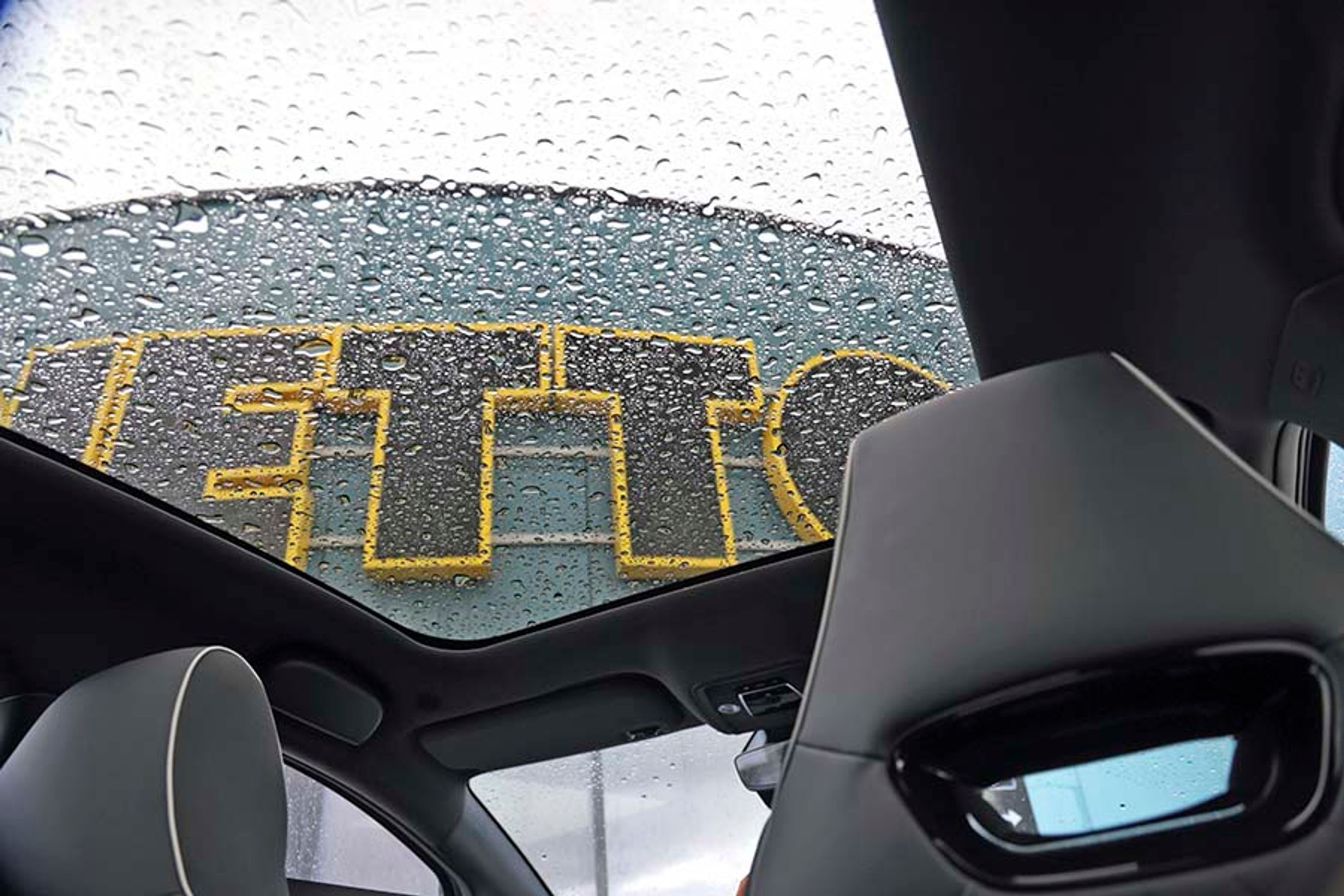 I Design-udgaven er glastag standard. Det kan ikke åbnes, men en elektrisk solskærm kan køres ind under taget, så solen ikke generer.