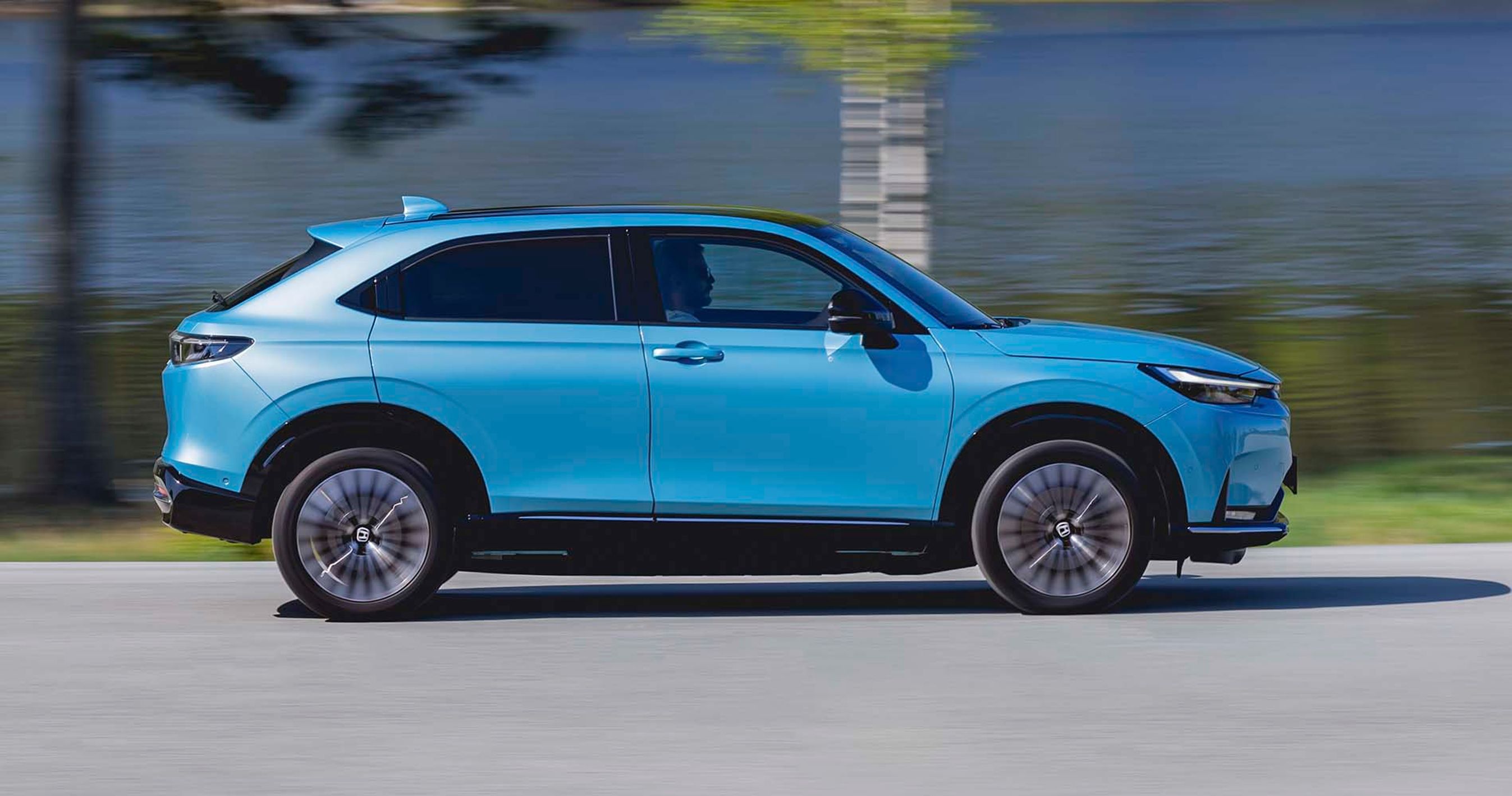 Elbilen Honda e_Ny1 set fra siden, mens den kører på en vej