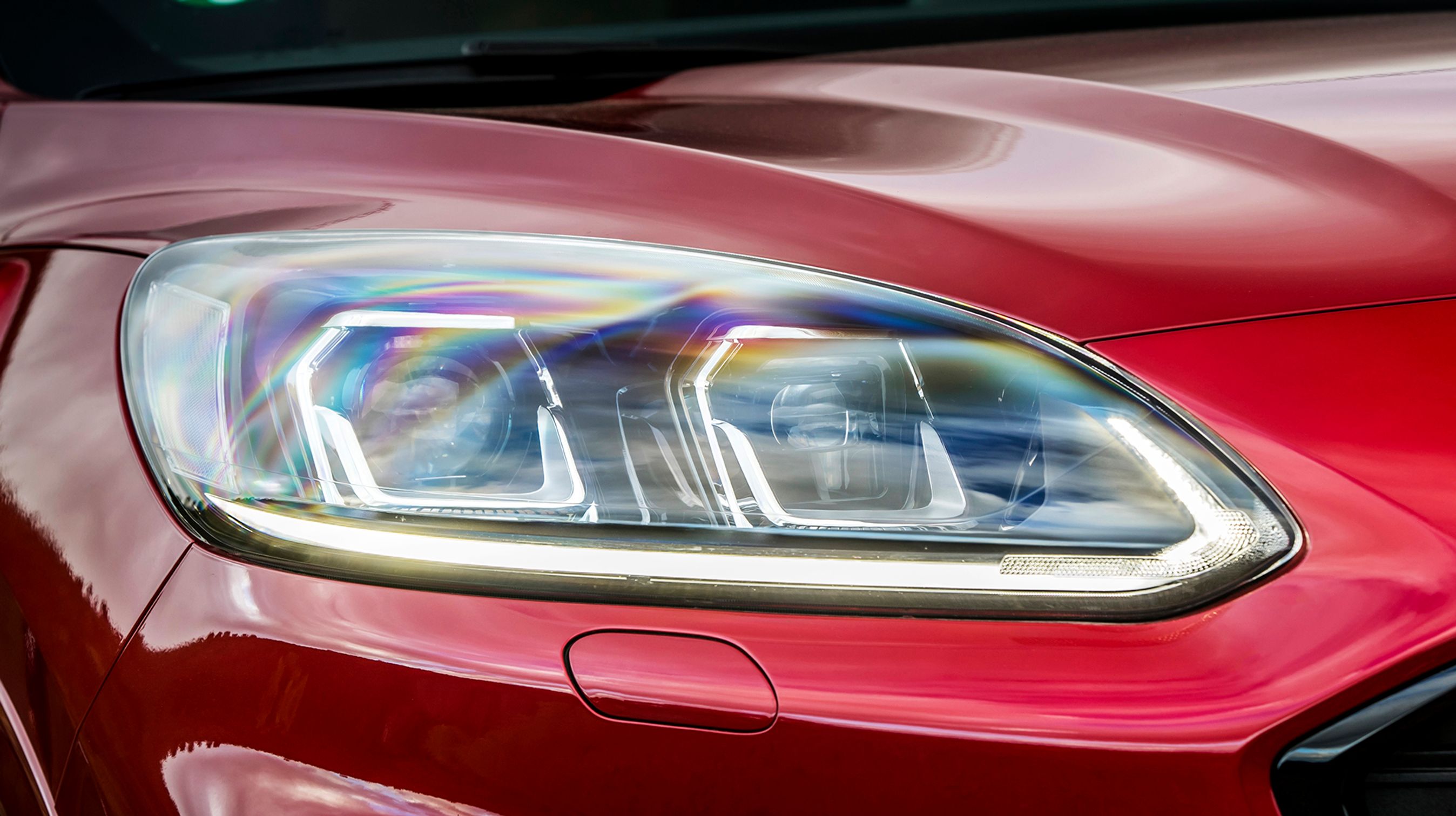 Forlygterne kommer i tre udførelser. Grundudgaven har halogenlygter, de øvrige har statiske LED-lygter, og til alle kan man tilkøbe de dynamiske LED-forlygter, der ændrer lyskegle efter trafikken og vejforløbet.