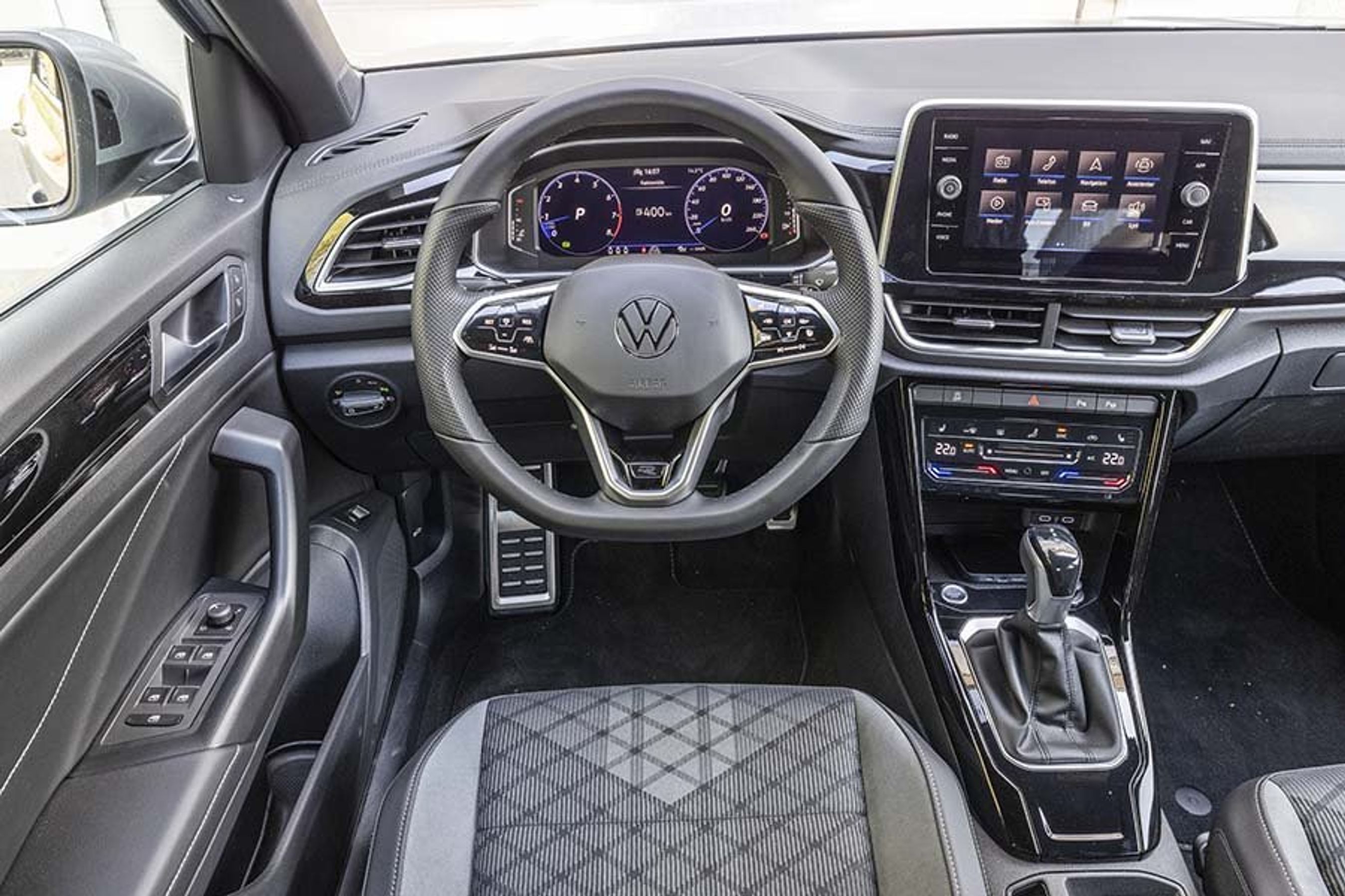 Den største forandring ved faceliftet er kvalitetsløftet i kabinen. Før var T-Roc discountagtig, men nu matcher kabinen prisen på bilen.