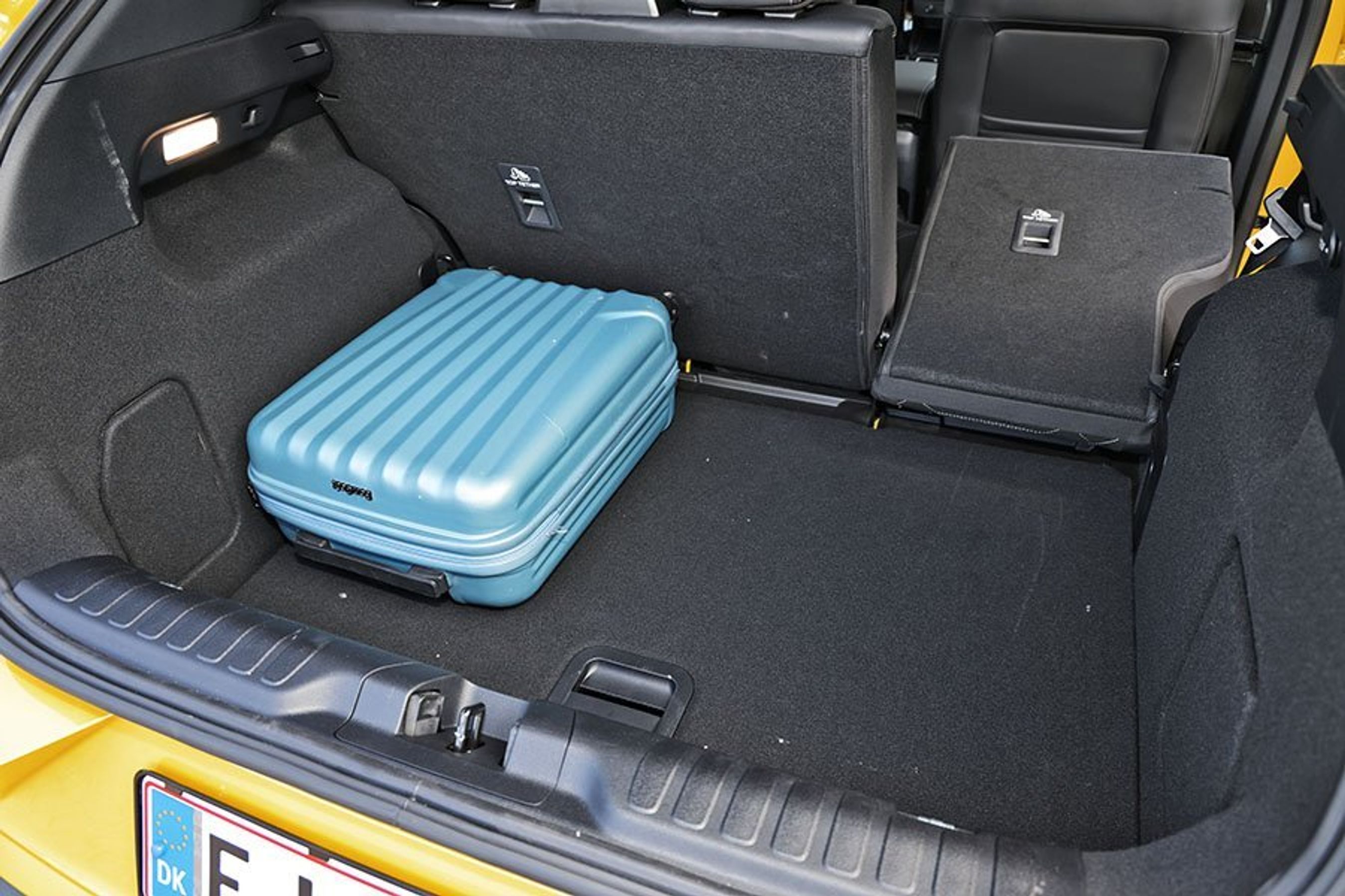 Bagagerum med blå kuffert i en Ford Puma