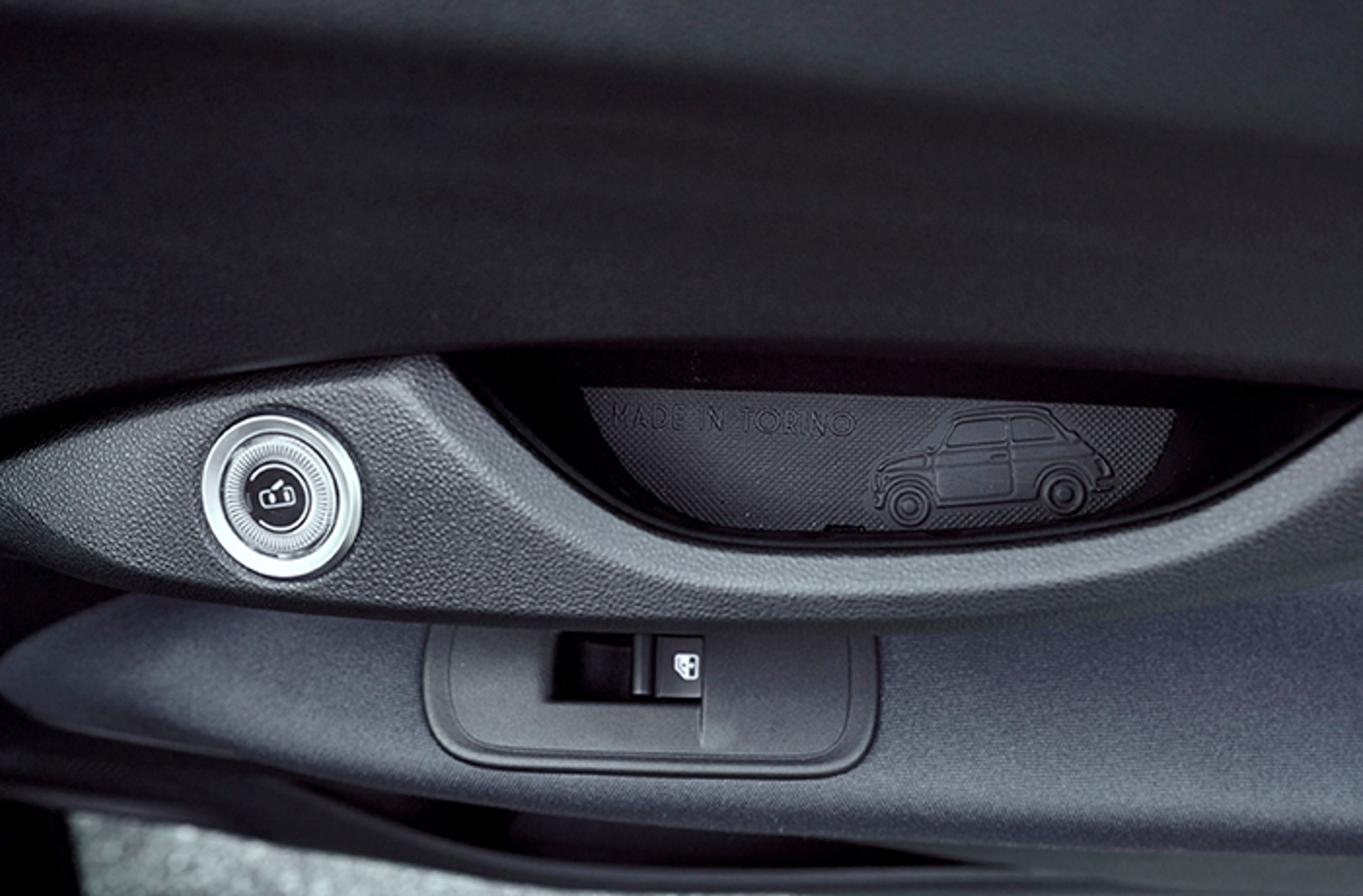 Dørene åbnes indefra ved tryk på en knap. Bemærk den lille hilsen nede i dørgrebet: Made in Torino. Fiat 500 er atter blevet en ægte italiensk bil (forgængeren blev bygget i Polen).