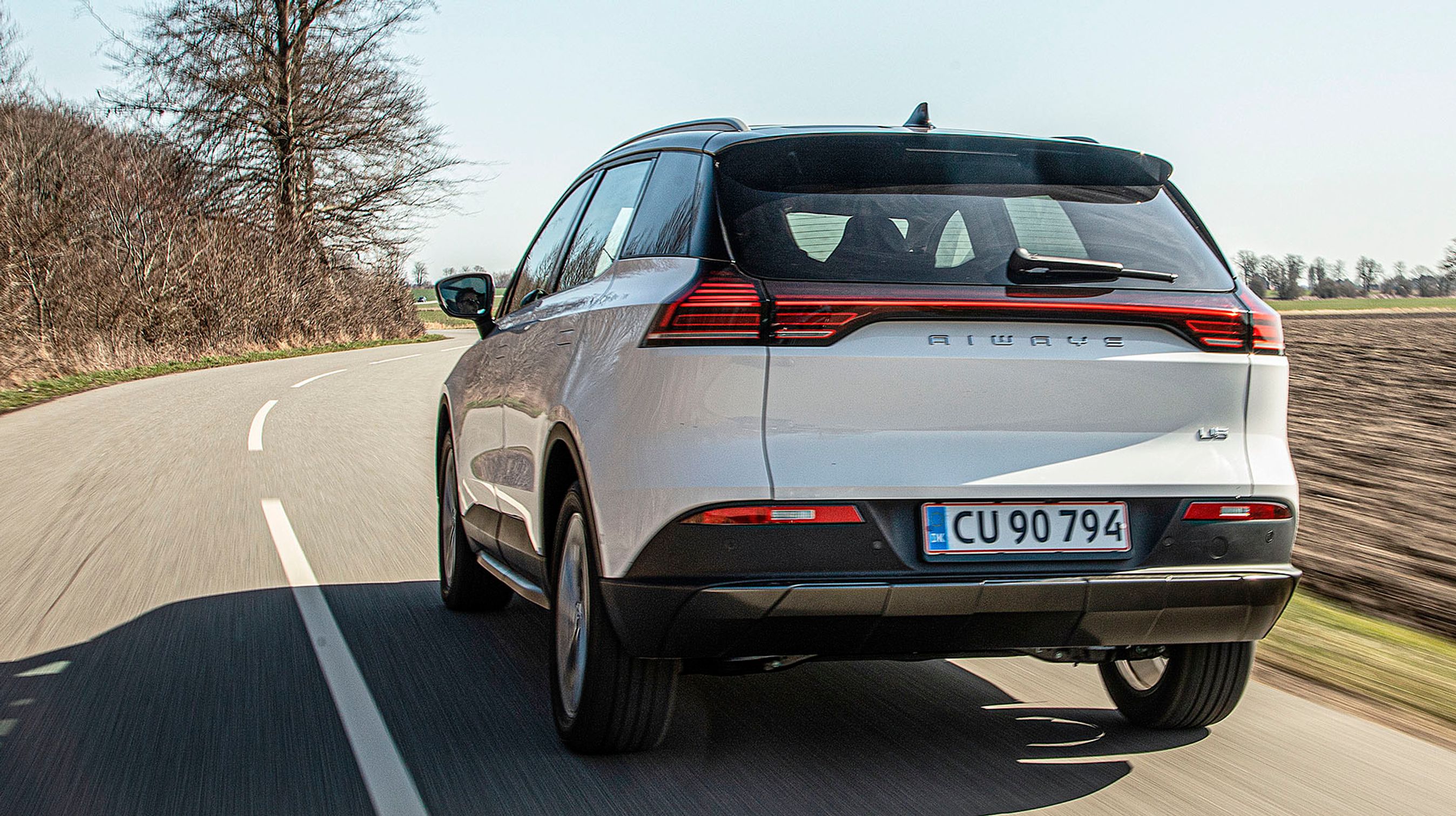 Designet er flot, og Aiways U5 virker egentlig meget europæisk i sine linjer. Den tofarvede lakering er eneste form for ekstraudstyr, man kan købe til bilen.