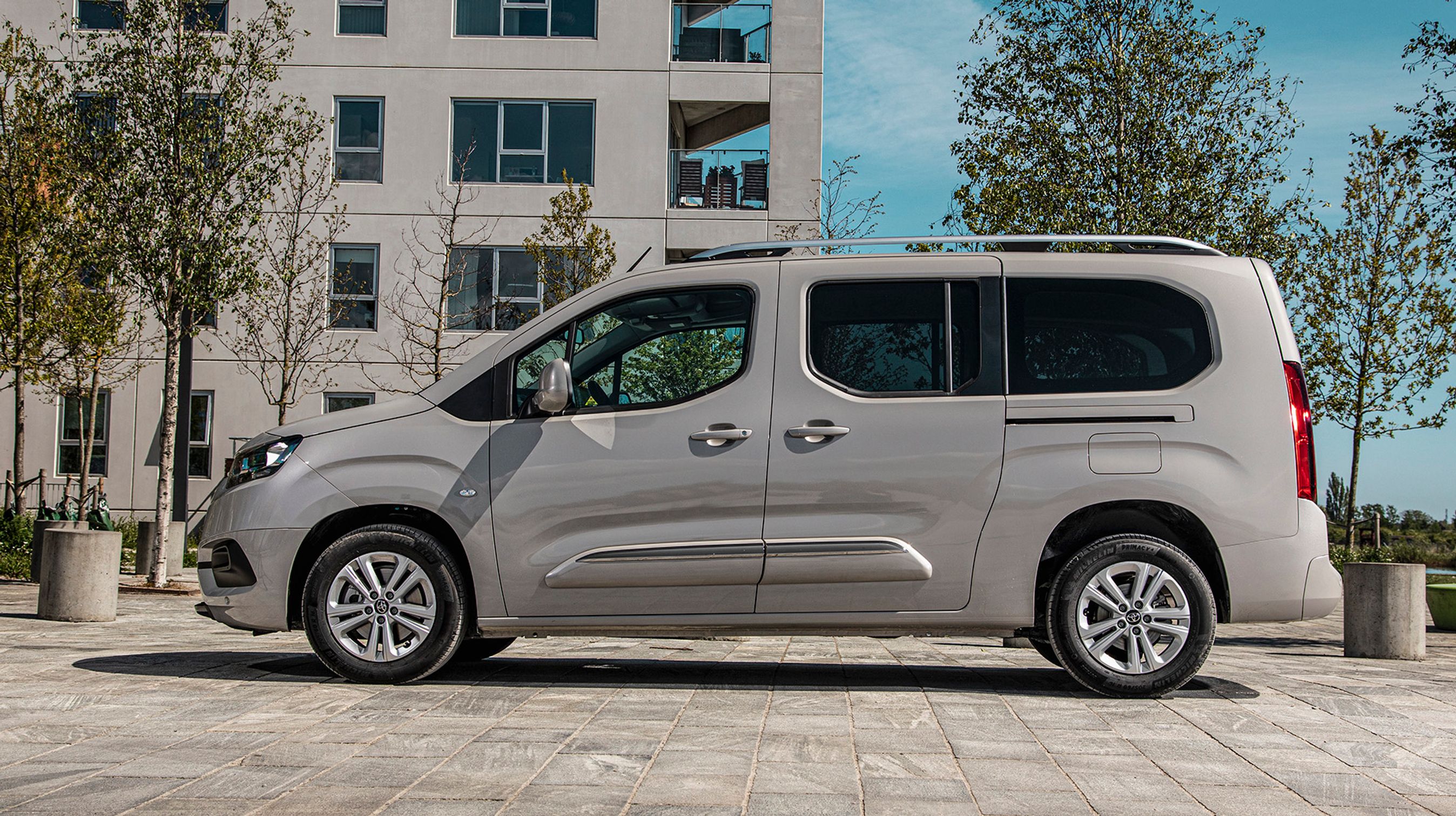 Verso fås i en lang udgave med syv sæder. Merprisen er 40.000 kr.