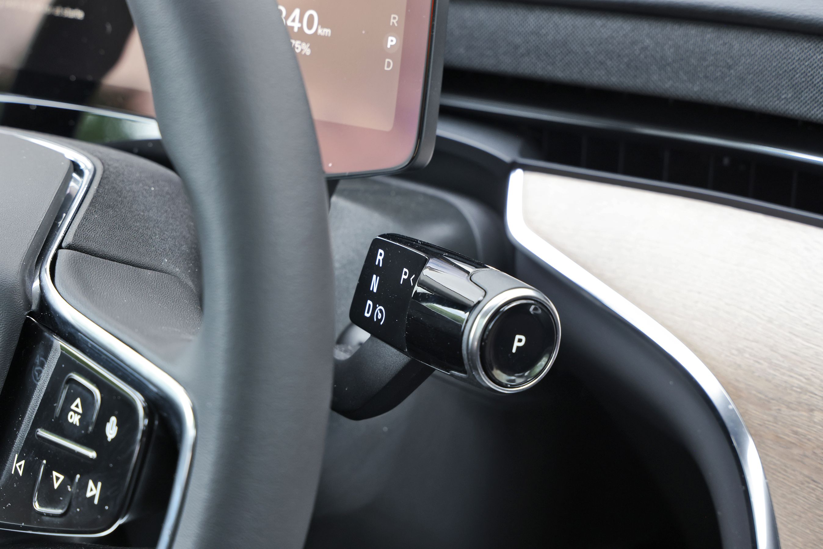 Gearvælgeren sidder bag rattet i en Volvo EX90