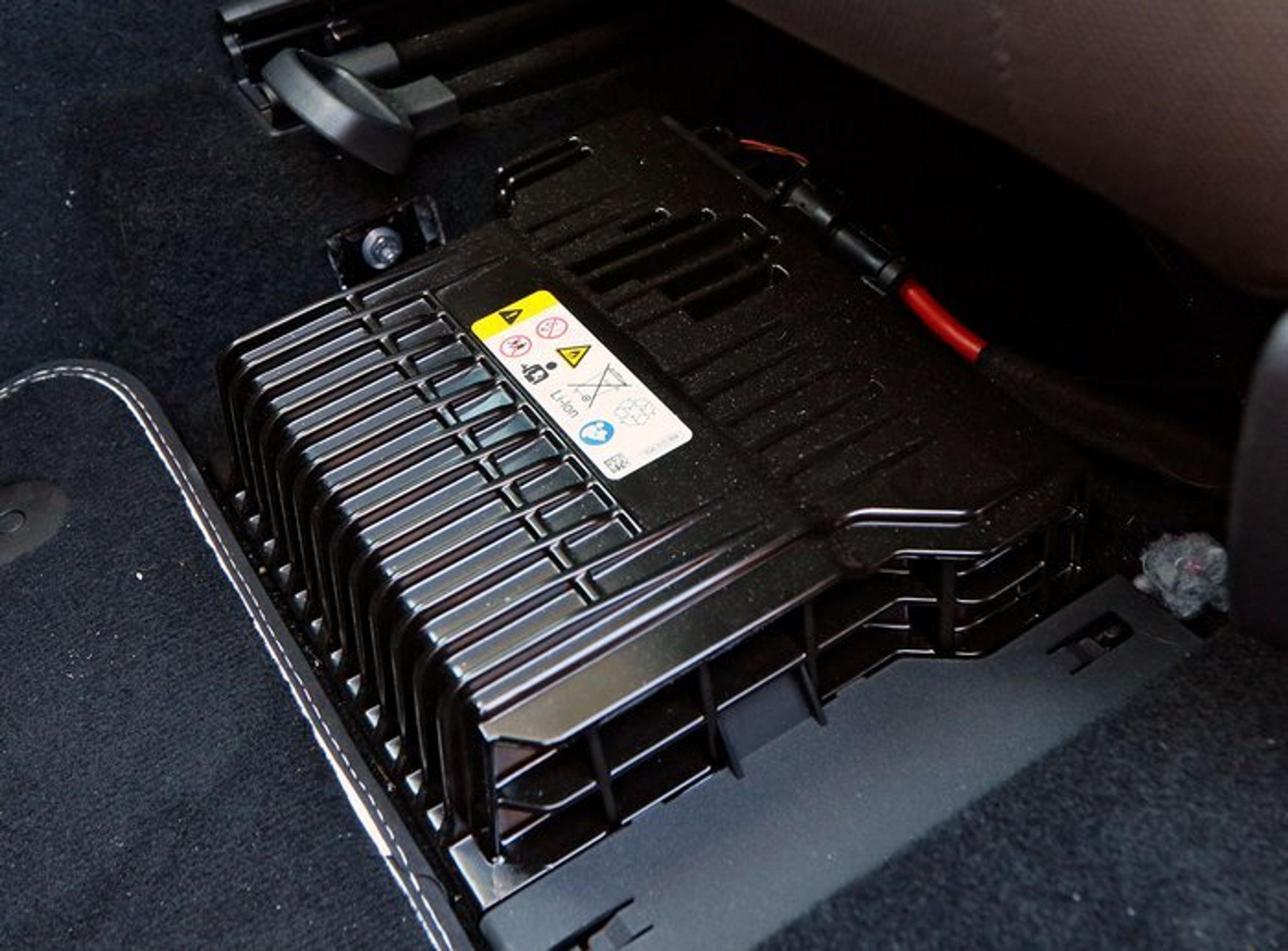 Litium-ion-batteriet ligger under førersædet.