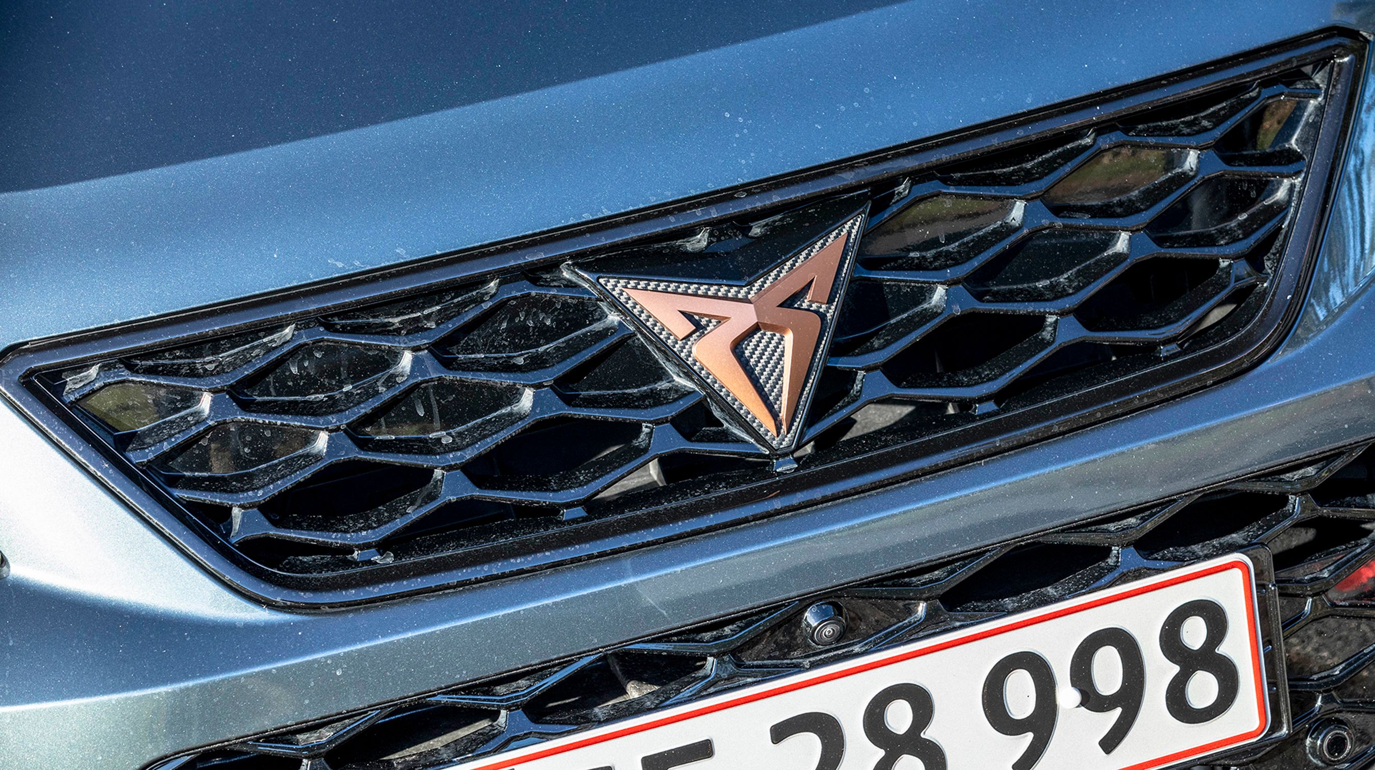 Kobberfarven på logoet er nøje udvalgt, og du finder den flere steder på bilen, blandt andet på syninger i kabinen. Logoet består af to C’er, som designeren Jodi Font siger, skal symbolisere Cupra Clanen.