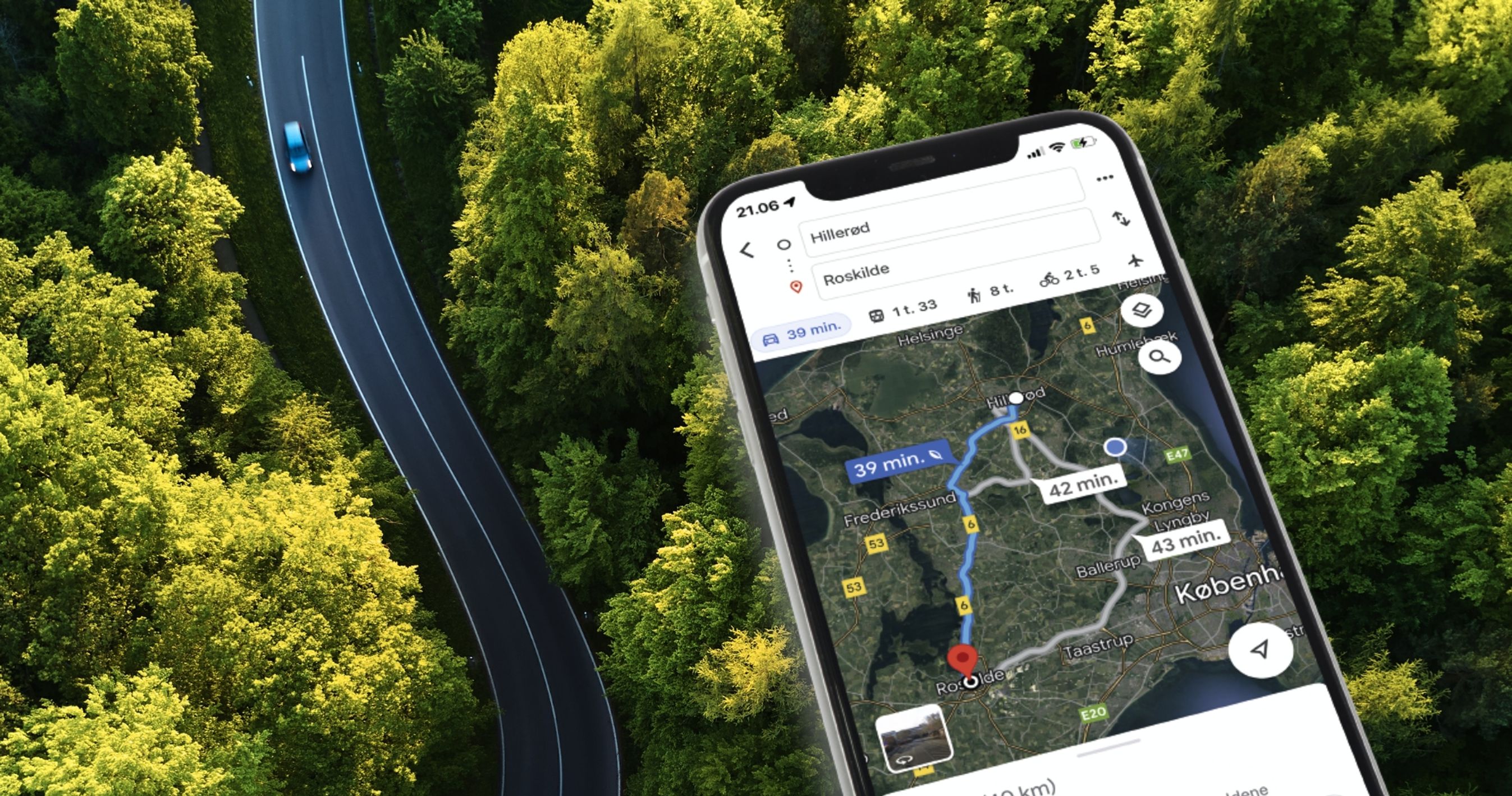 Bil på landevej og mobiltelefon med app