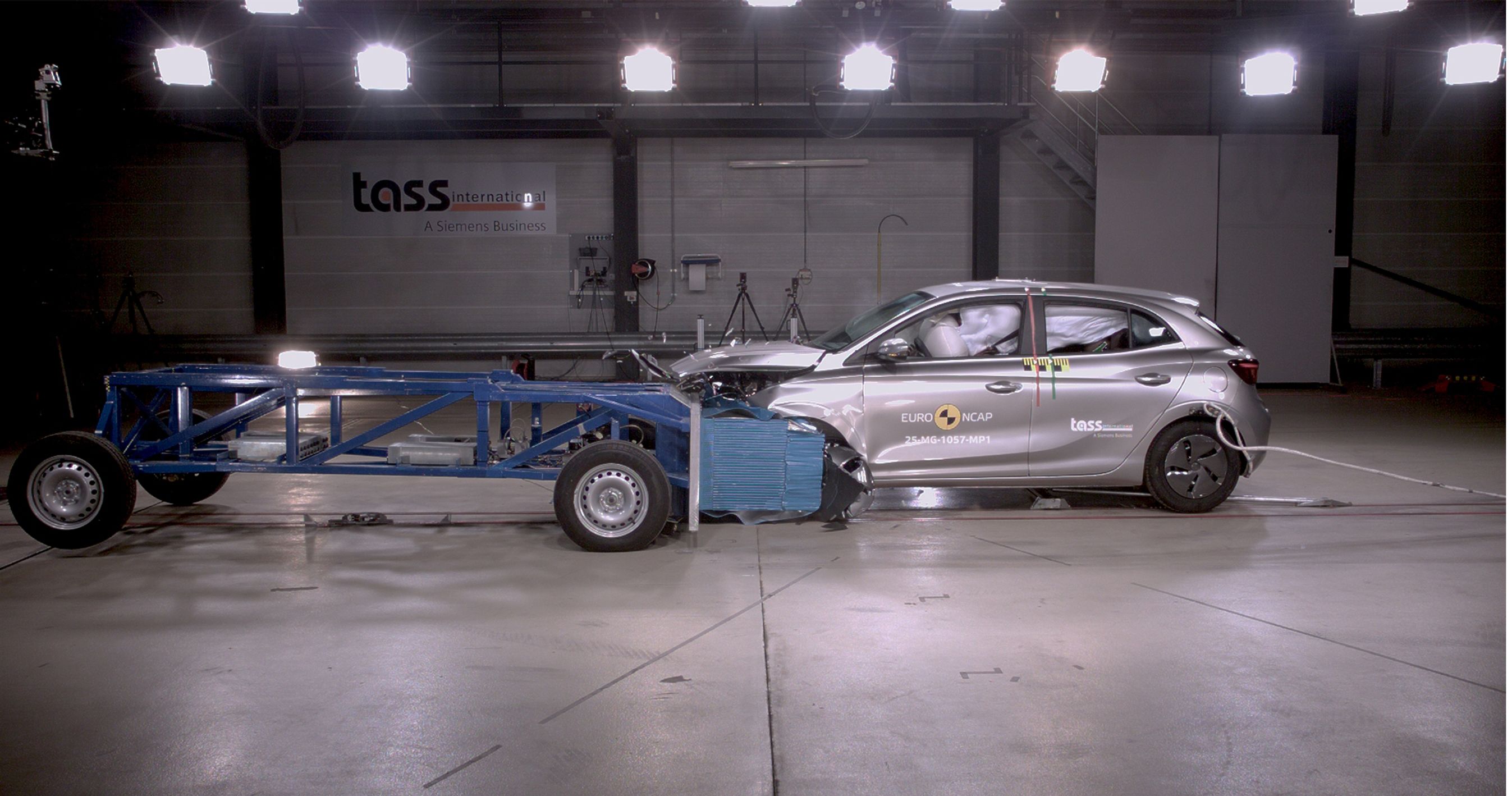 Crashtest af sølvgrå bil